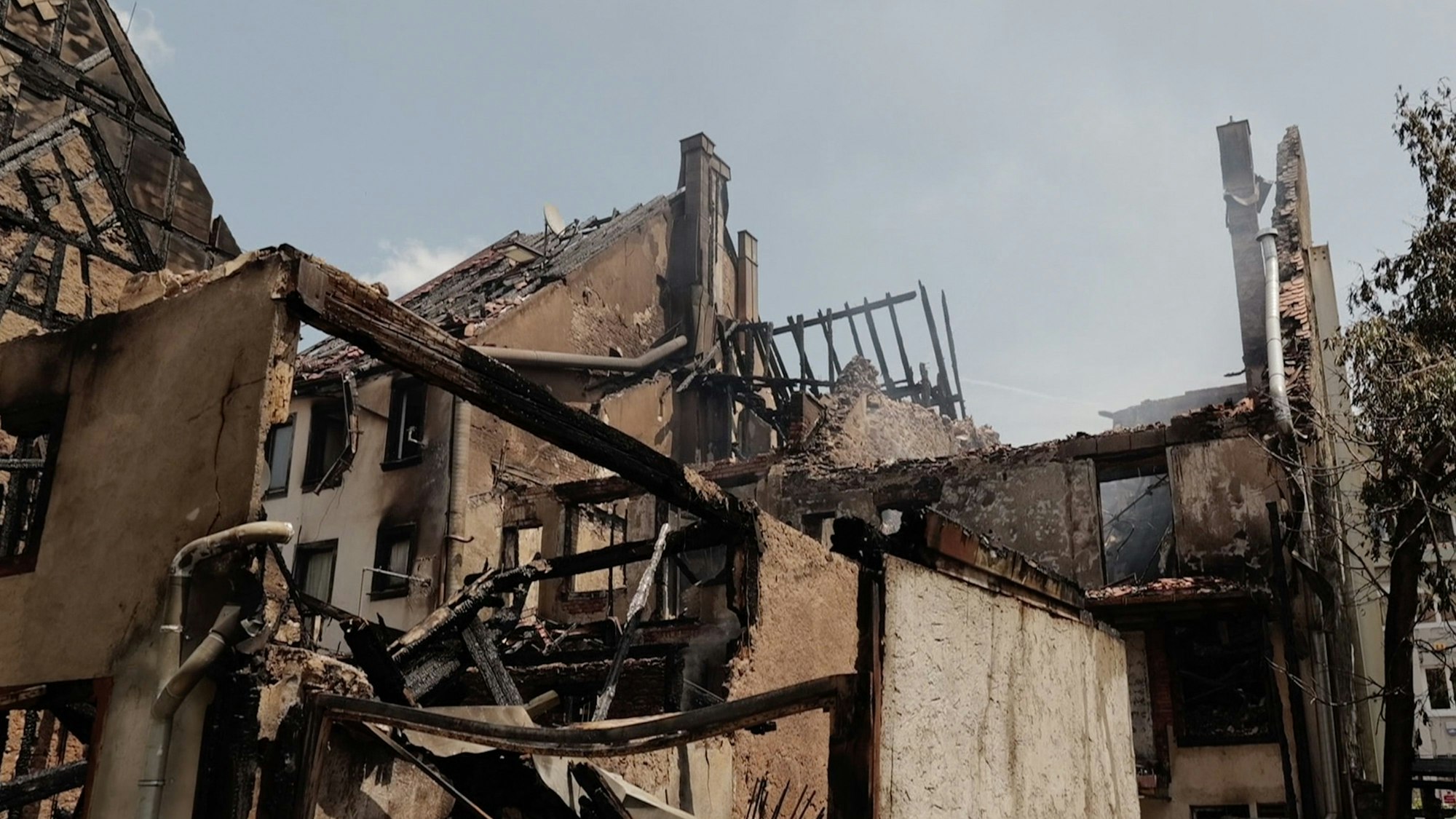 Brandruinen stehen in der Altstadt von Villingen-Schwenningen. Laut Polizei ist ein Schaden in Millionenhöhe entstanden. Vier Hausbewohner erlitten den Angaben zufolge leichte Verletzungen.