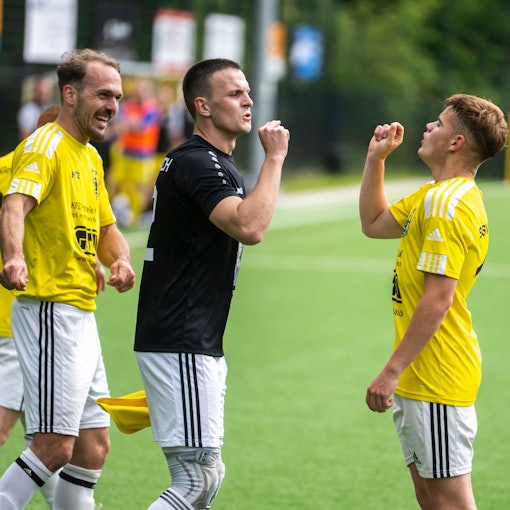 Das Bild zeigt Spieler des SSV Golbach, die sich über ein Tor freuen.