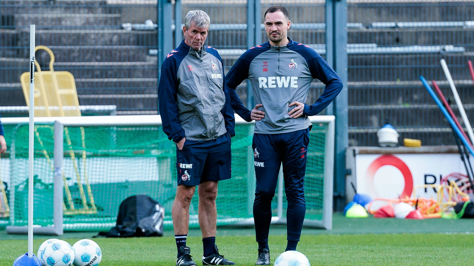 2. Fussball Bundesliga: Training 1. FC Köln 06.05.2025 Friedhelm Funkel Cheftrainer, Trainer 1. FC Köln verfolgt mit Hannes Dold 1. FC Köln Co-Trainer Spielanalyse das Warm Up 2.