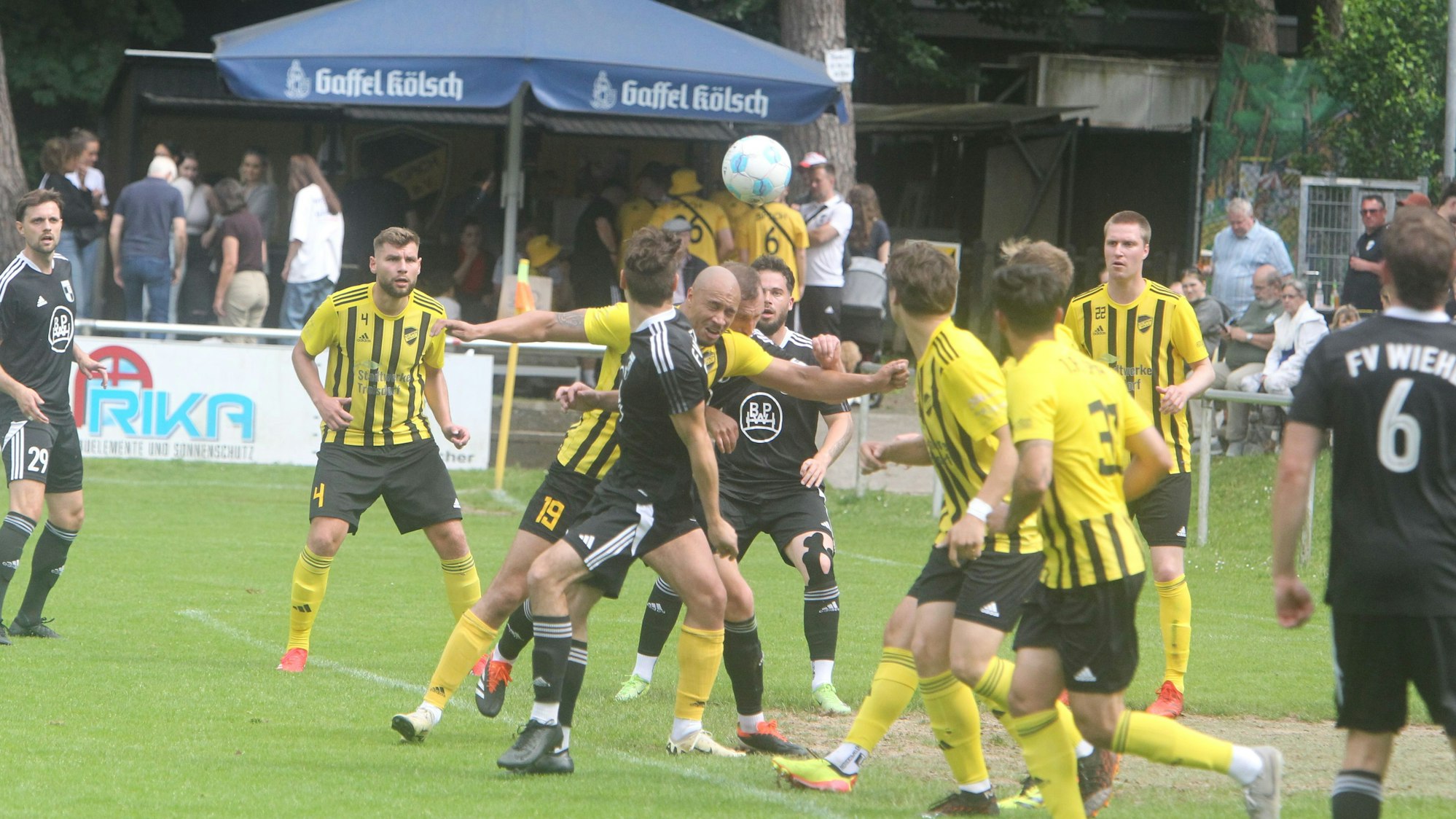 Dicke Luft im Spicher Strafraum nach einer Wiehler Ecke.