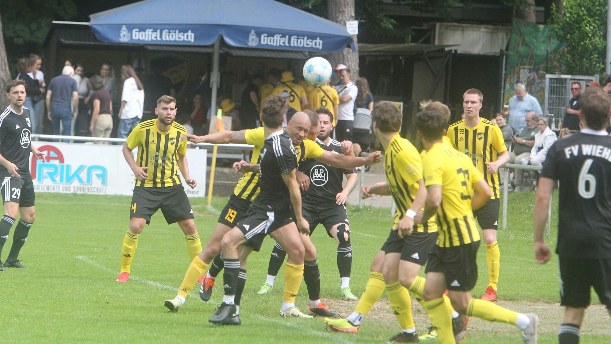 Dicke Luft im Spicher Strafraum nach einer Wiehler Ecke.