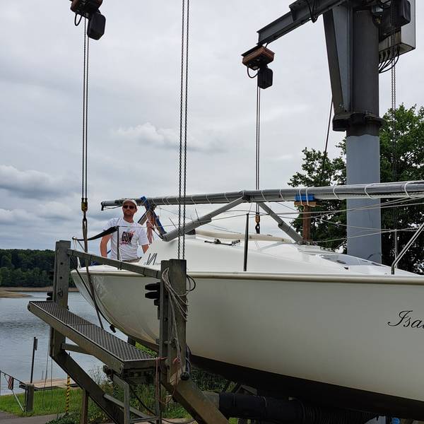 Wegen des niedrigen Pegelstandes der Bevertalsperre müssen die Boote aus dem Wasser geholt werden.