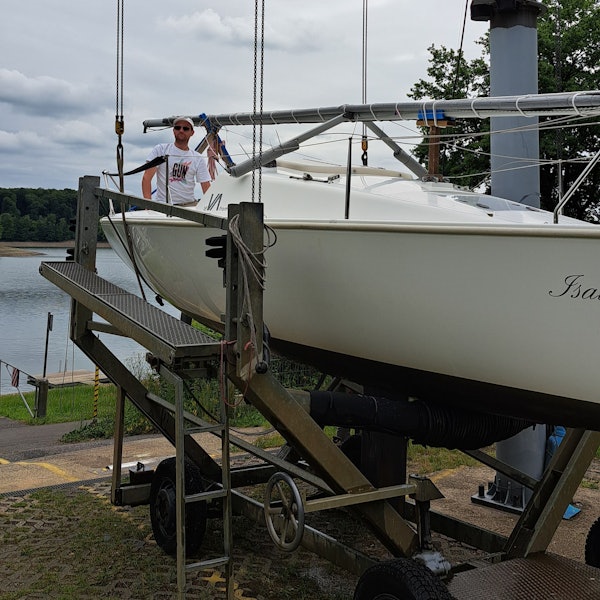 Wegen des niedrigen Pegelstandes der Bevertalsperre müssen die Boote aus dem Wasser geholt werden.