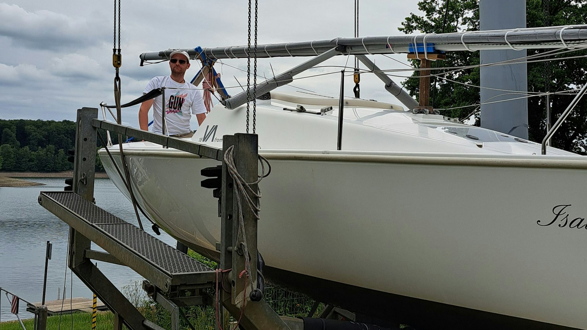 Wegen des niedrigen Pegelstandes der Bevertalsperre müssen die Boote aus dem Wasser geholt werden.
