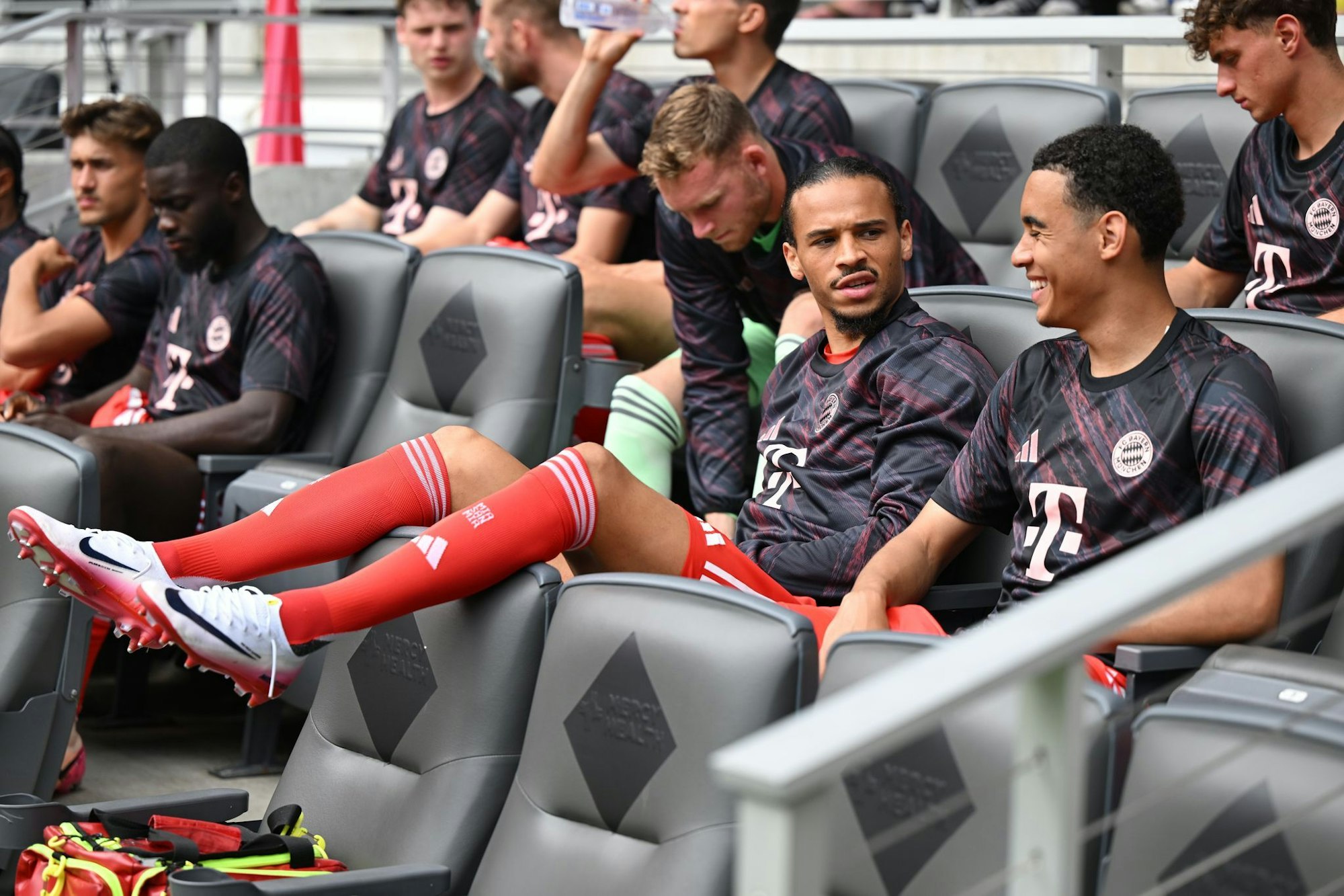 Lässig auf der Ersatzbank: Leroy Sané (l) neben Jamal Musiala.