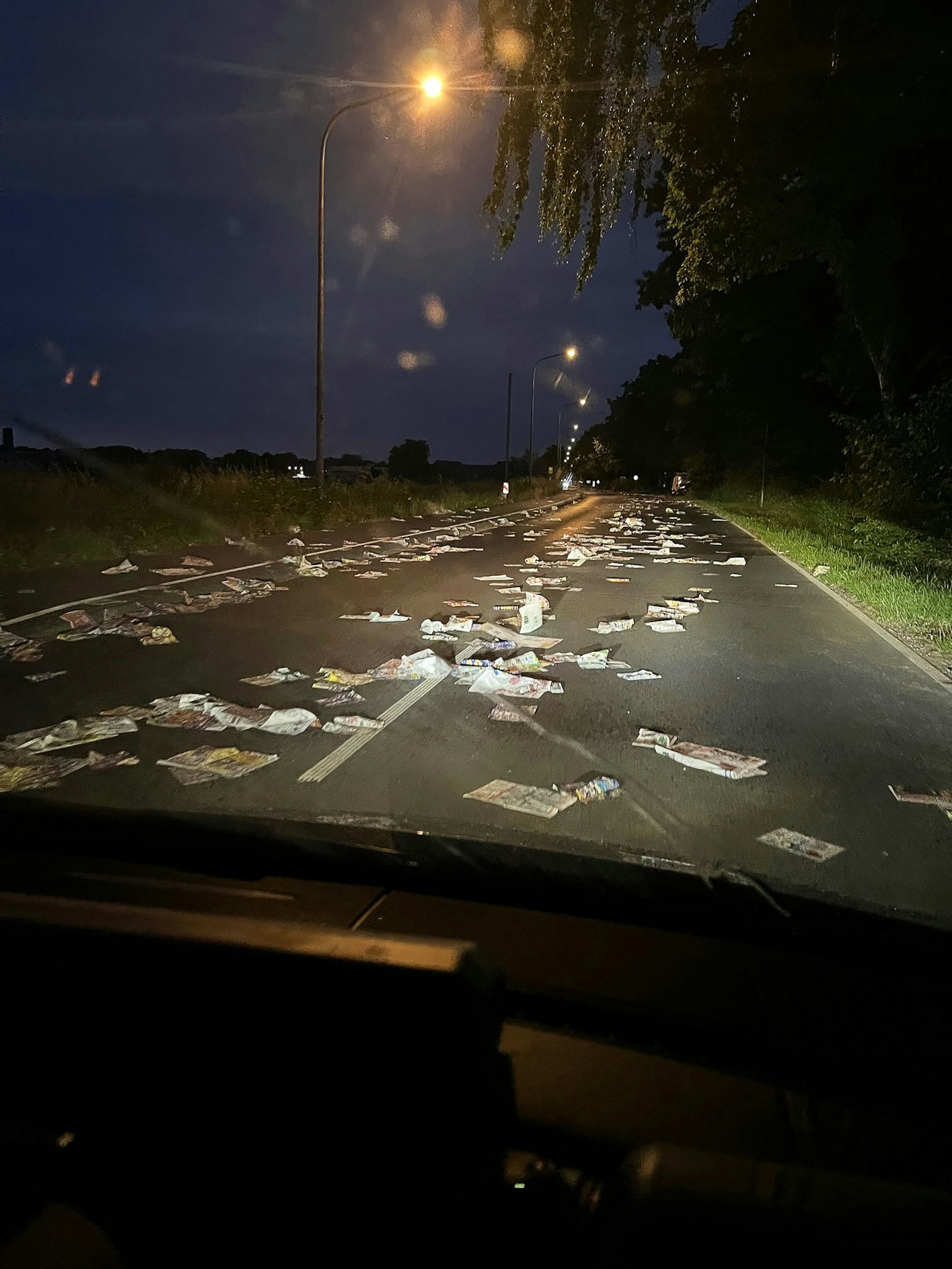 Zeitungen auf der Fahrbahn haben in Viersen den Verkehr gefährdet.