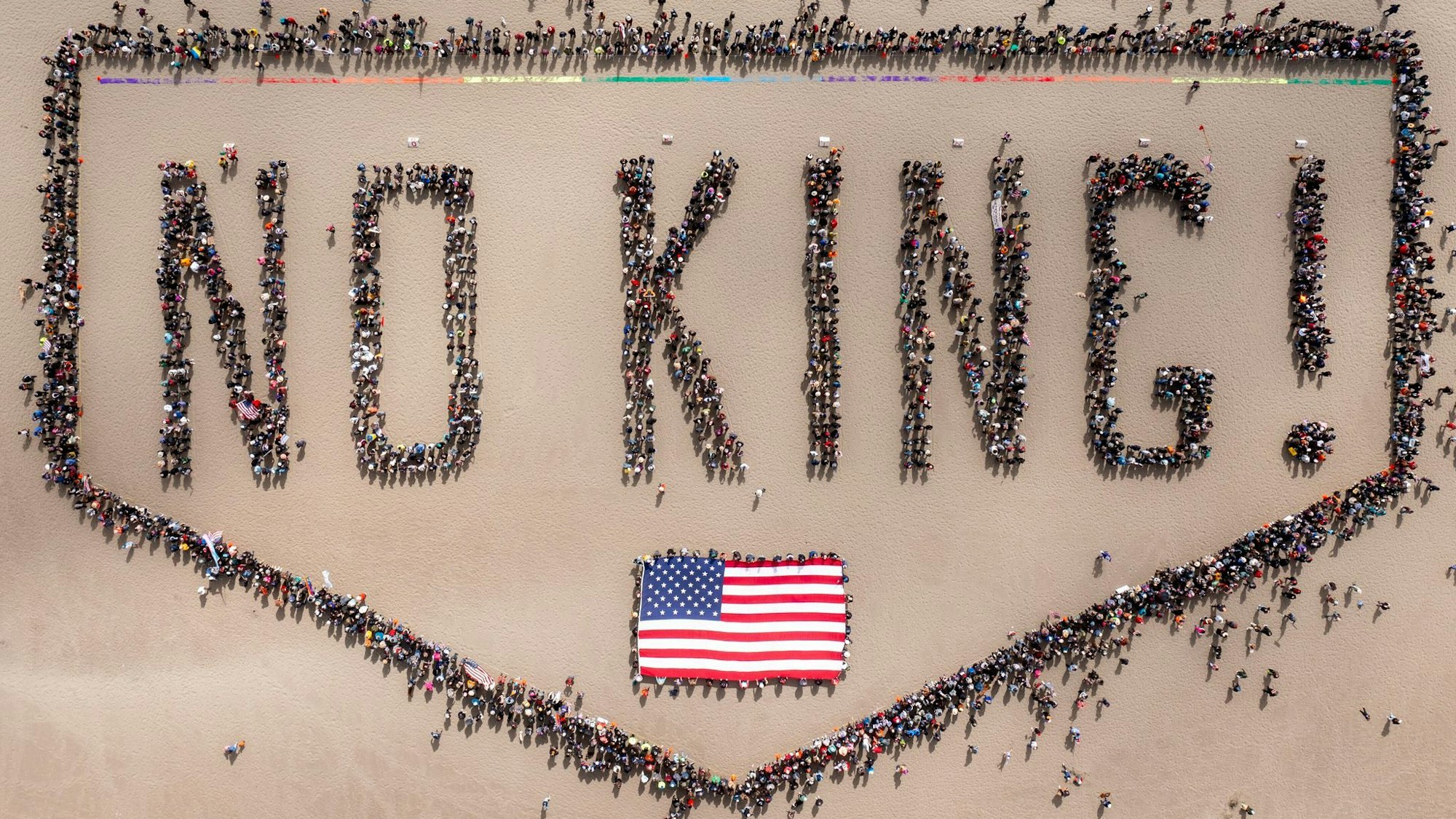 «NO KING!» verkörpern Hunderte Demonstranten an einem Strand in San Francisco.