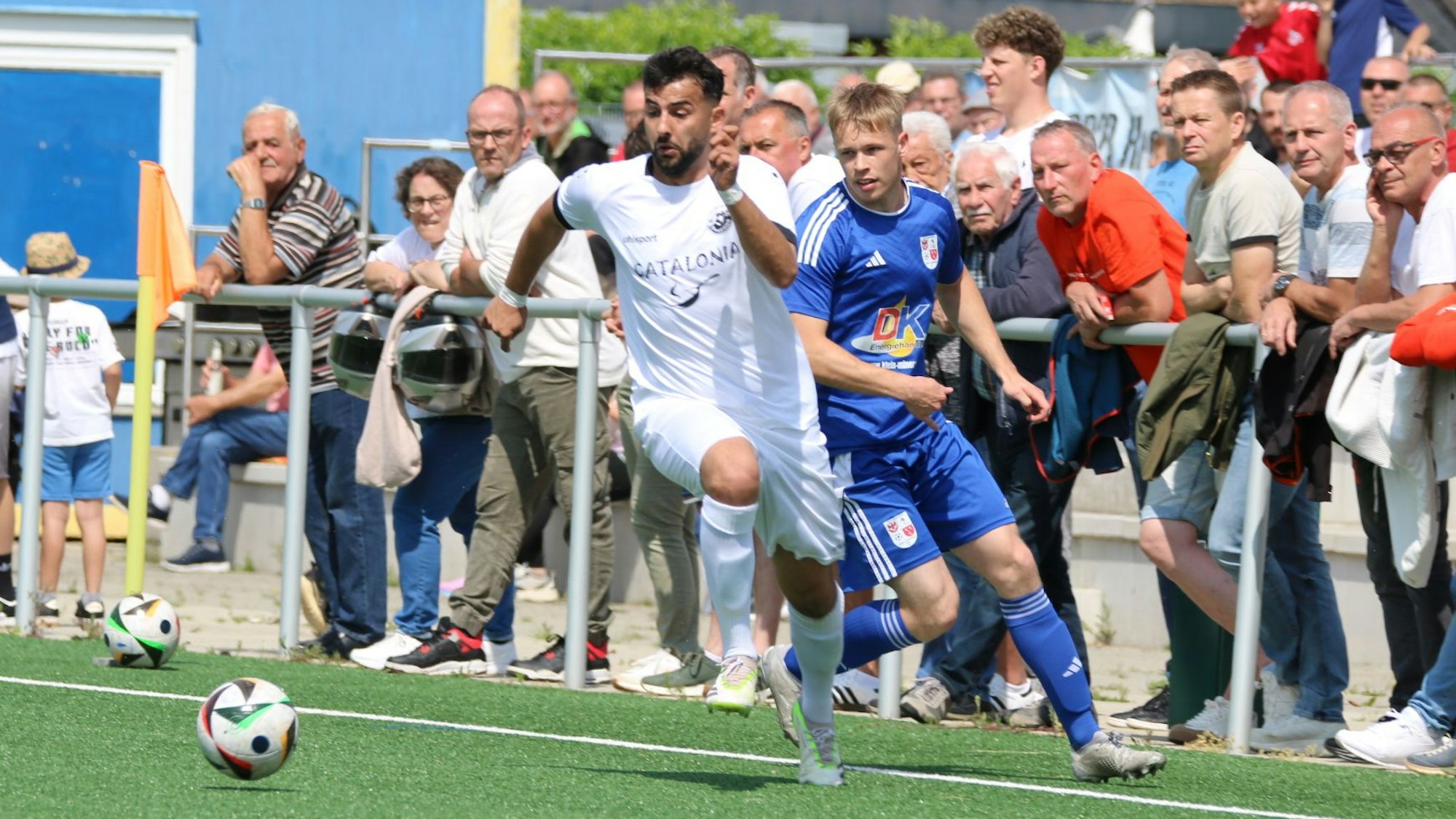 Das Bild zeigt den Bessenicher Fußballer im Laufduell.