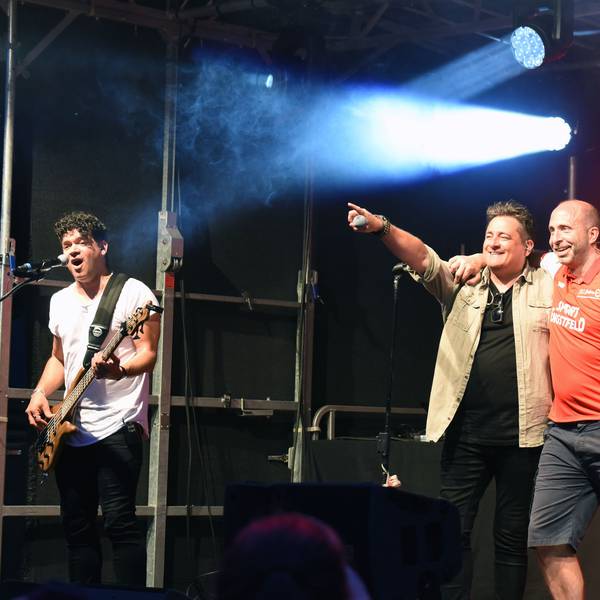 Musiker Micky Nauber neben dem Vorsitzenden Holger Fischer auf der Bühne.