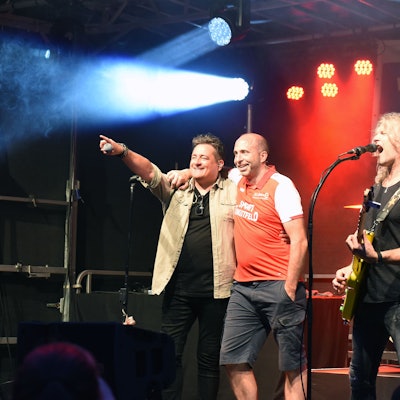 Musiker Micky Nauber neben dem Vorsitzenden Holger Fischer auf der Bühne.