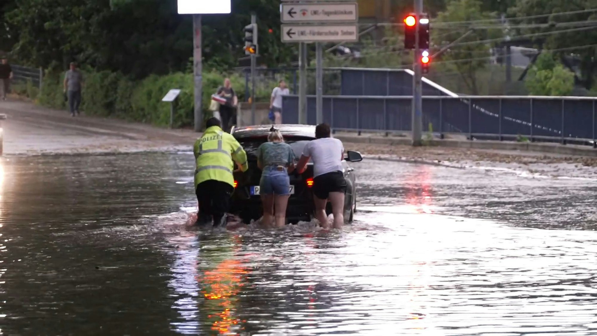 Wegen Starkregens wurden in Paderborn unter anderem Straßen überschwemmt.