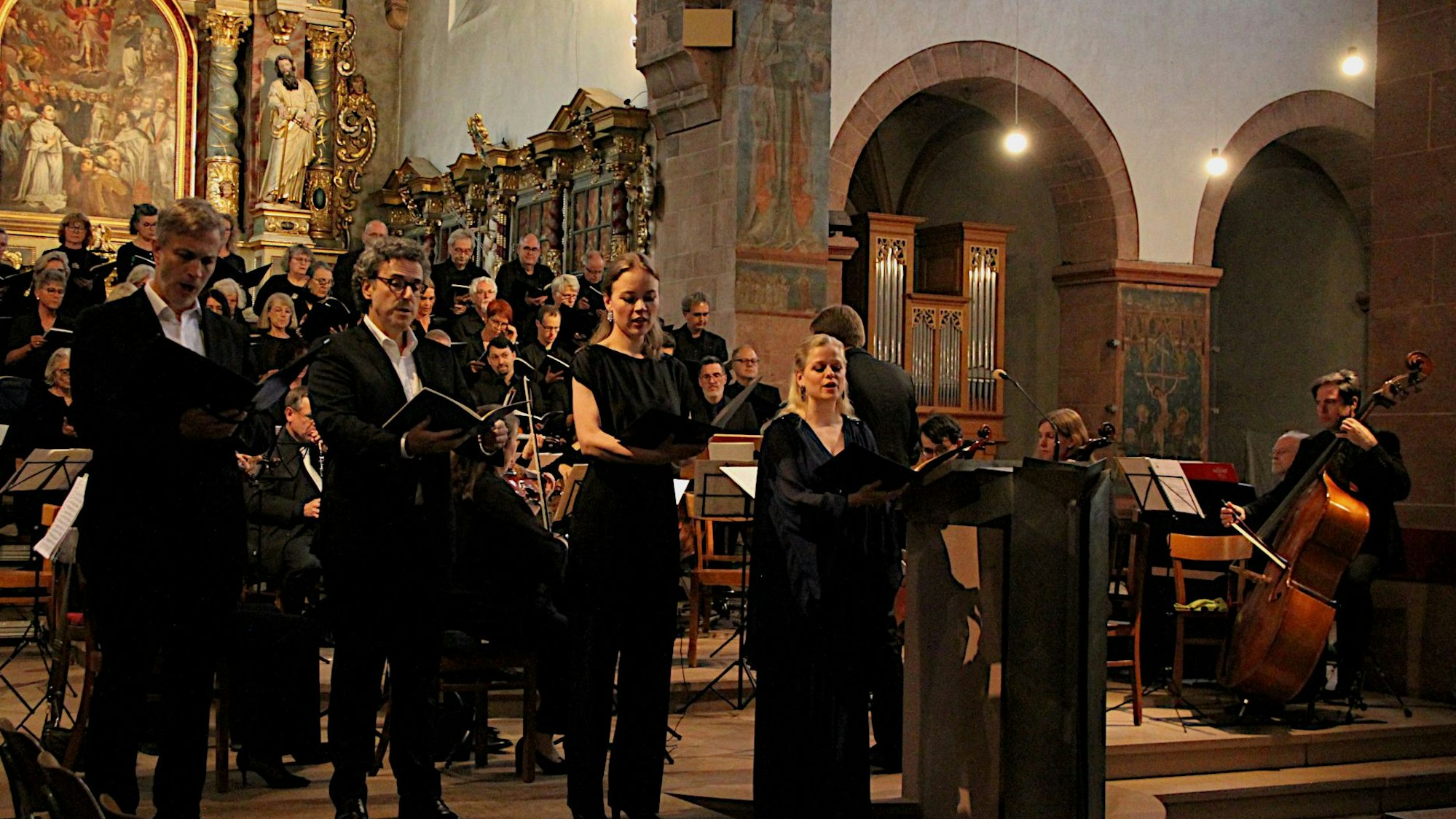 Die Musiker stehen im Altarraum der Basilika.