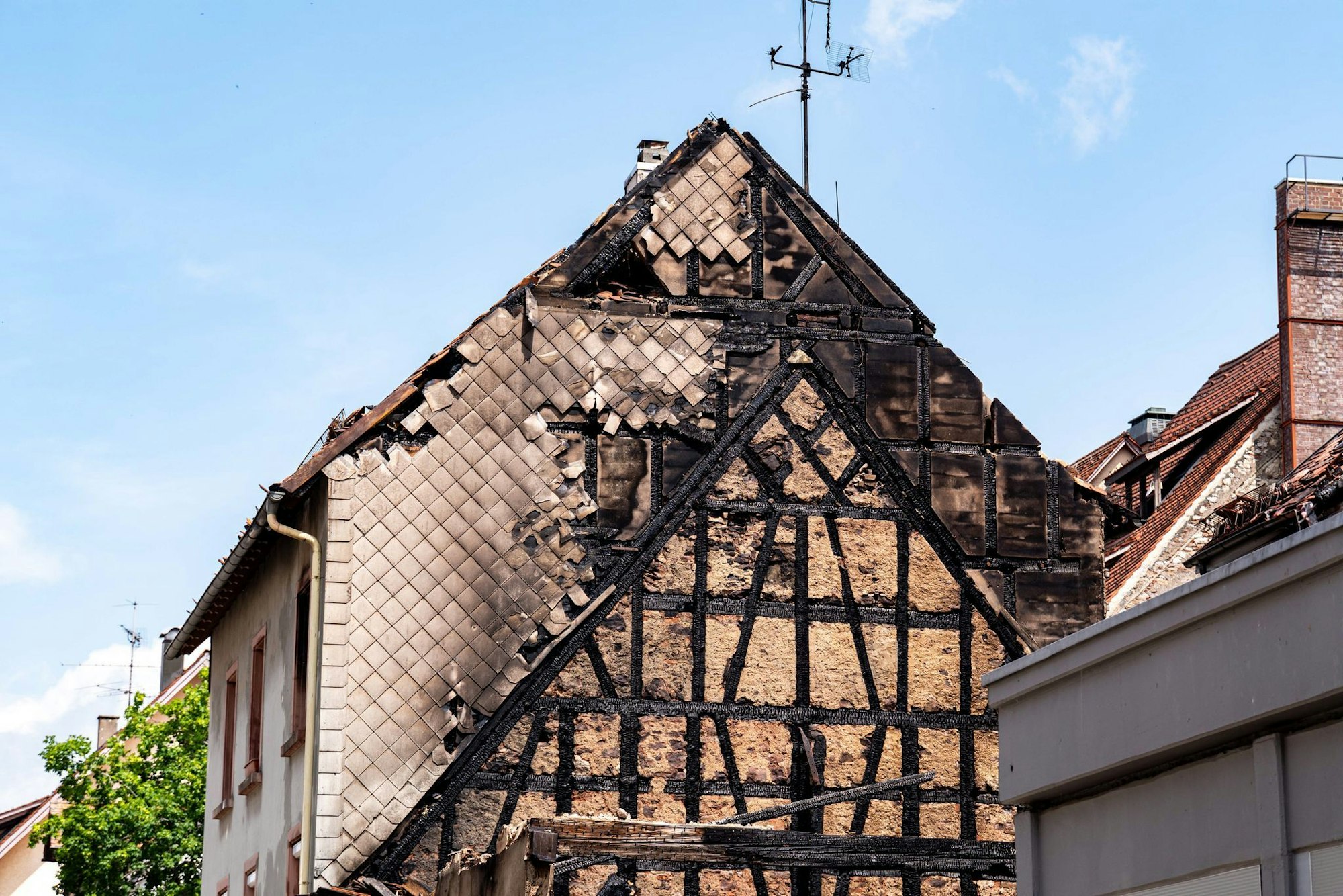 Nach dem Großbrand in der Innenstadt von Villingen sind die Häuser zunächst nicht mehr bewohnbar, zwei der sechs Gebäude sind zum Teil eingestürzt.