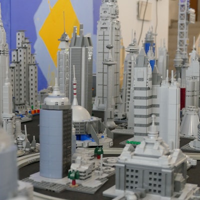 Futuristisches Design aus Lego-Steinchen: Die Wolkenkratzer waren Teil der Ausstellung „Absolute Steinchen“ der Hochschule Bonn-Rhein-Sieg in Sankt Augustin.