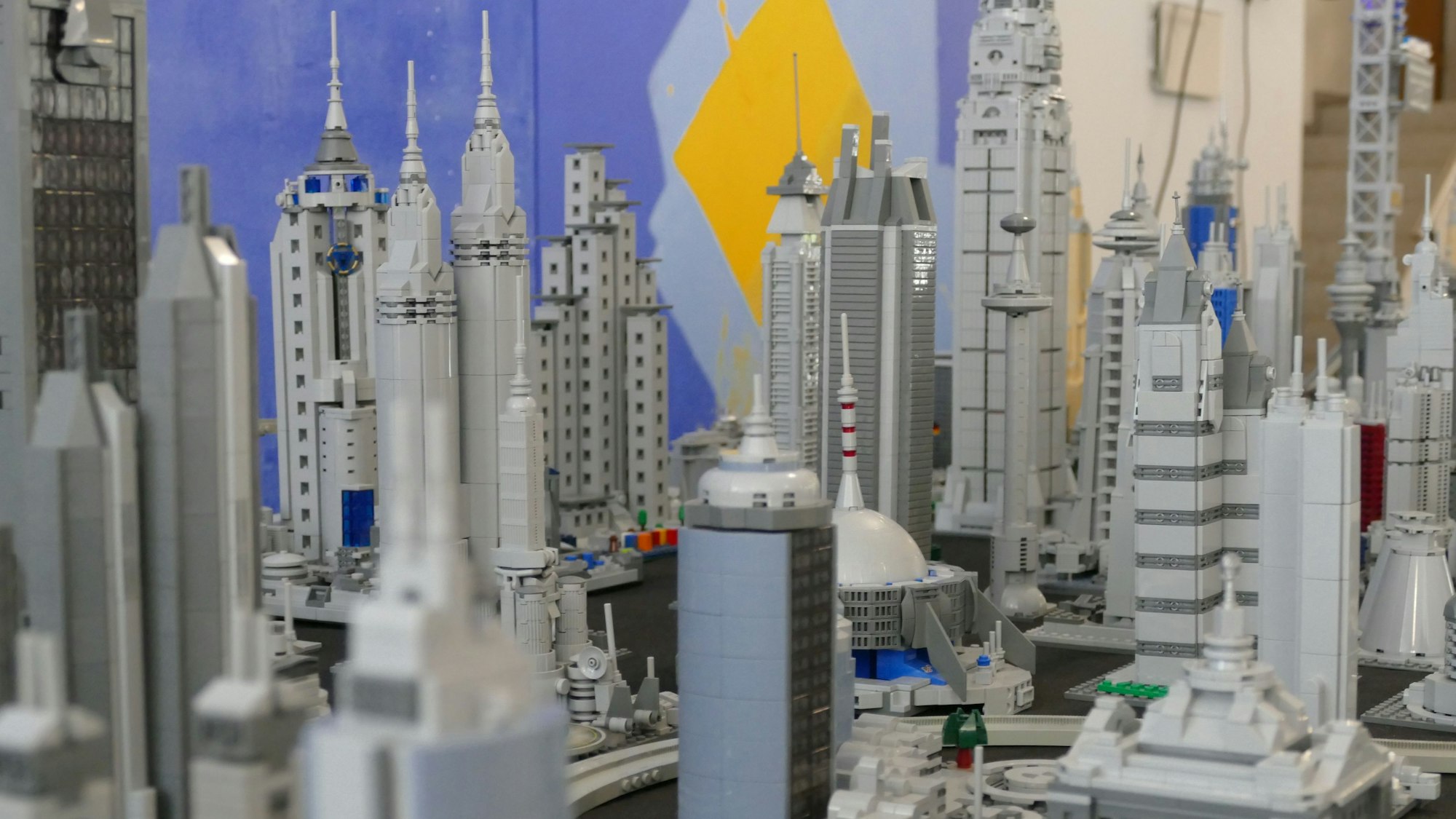 Futuristisches Design aus Lego-Steinchen: Die Wolkenkratzer waren Teil der Ausstellung „Absolute Steinchen“ der Hochschule Bonn-Rhein-Sieg in Sankt Augustin.