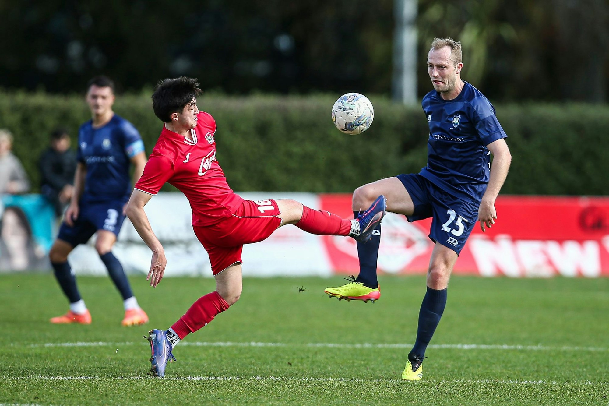 Michael den Heijer (r) trifft mit Auckland City zum Auftakt der Club-WM auf den FC Bayern München.