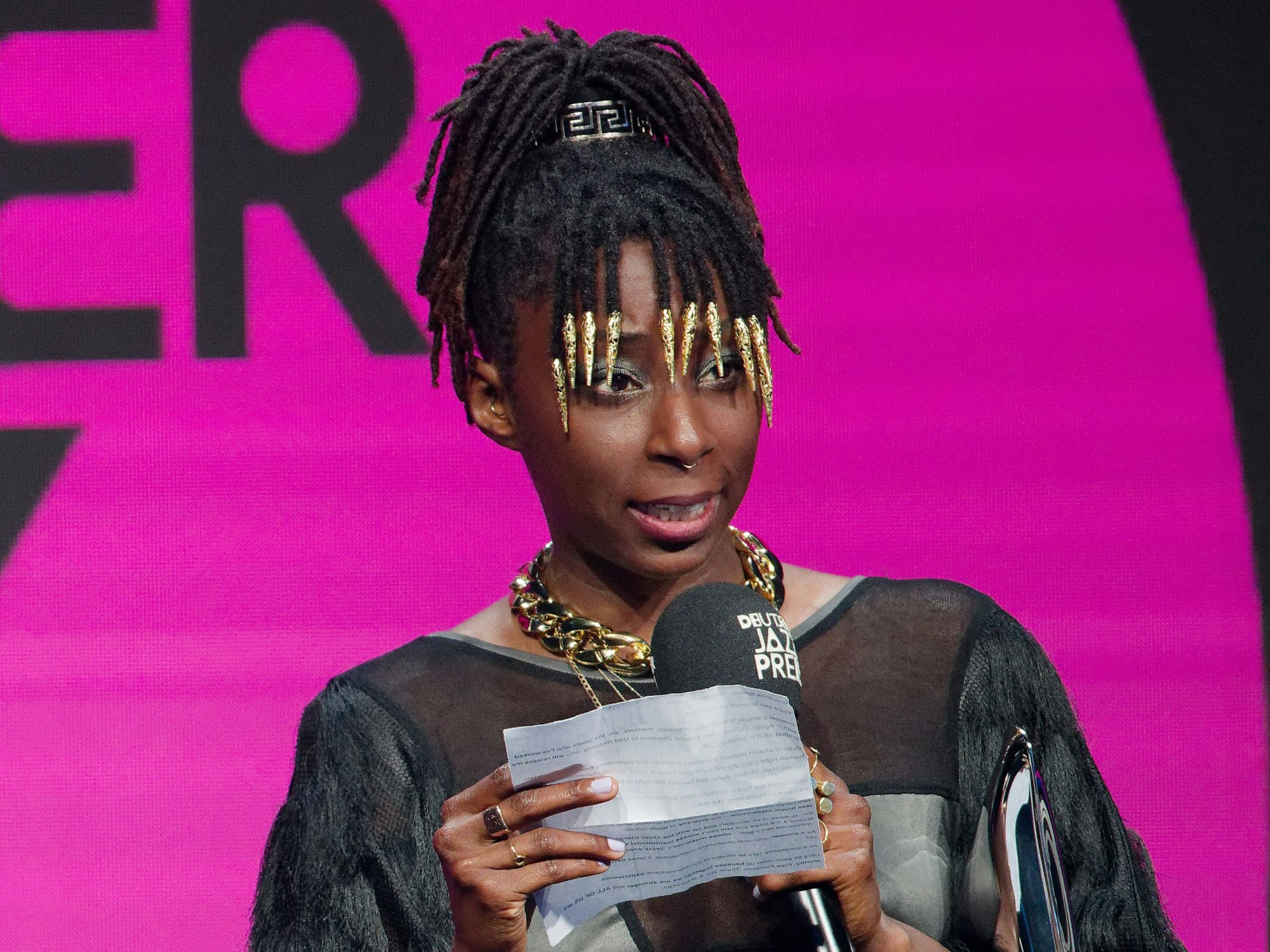 Musikerin Sera Kalo bekommt den Preis in der Kategorie. Sie wünscht am Ende ihrer Ansprache „Free Palestine and good night“.