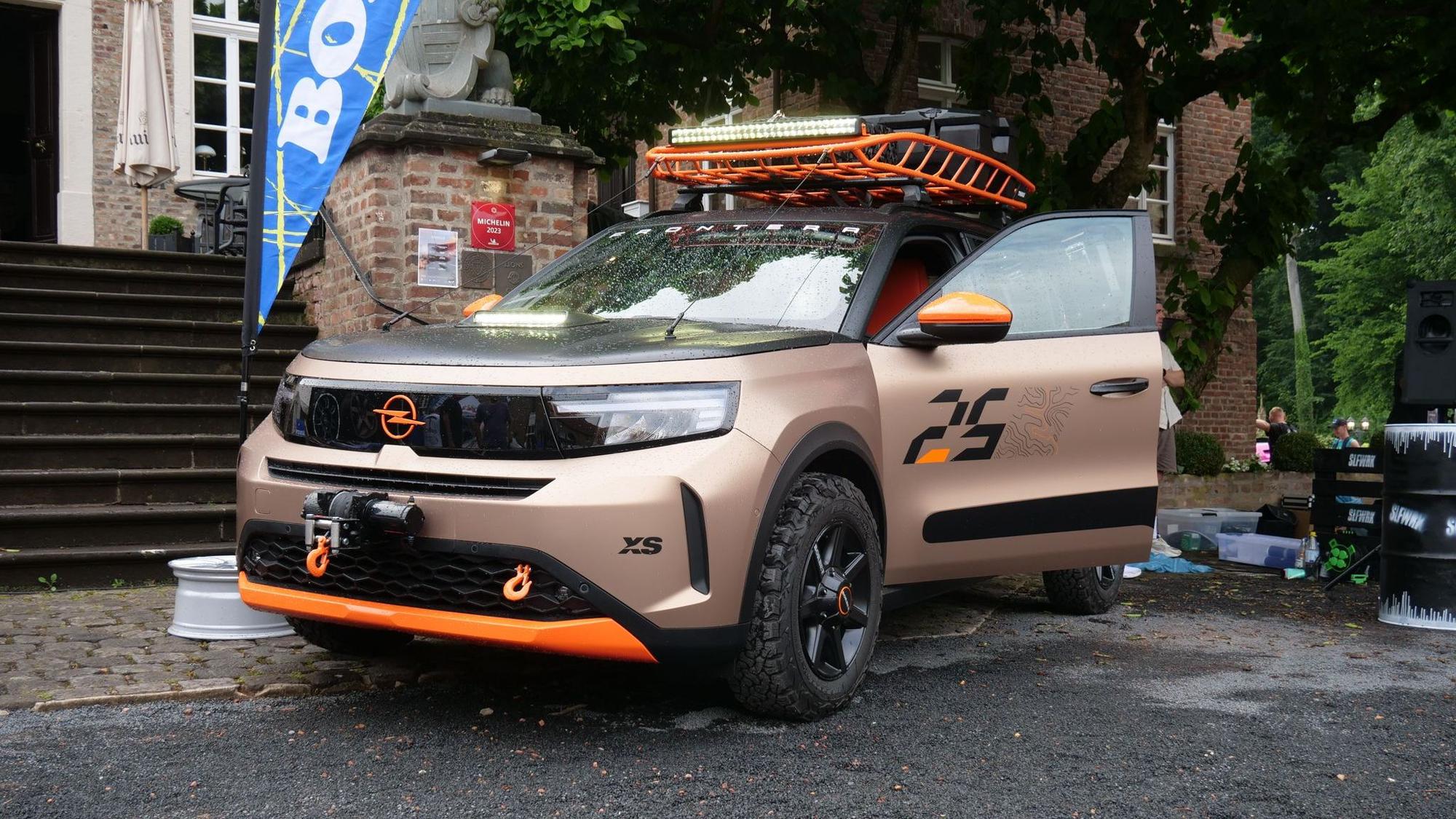 Das Foto zeigt einen umgebauten SUV.