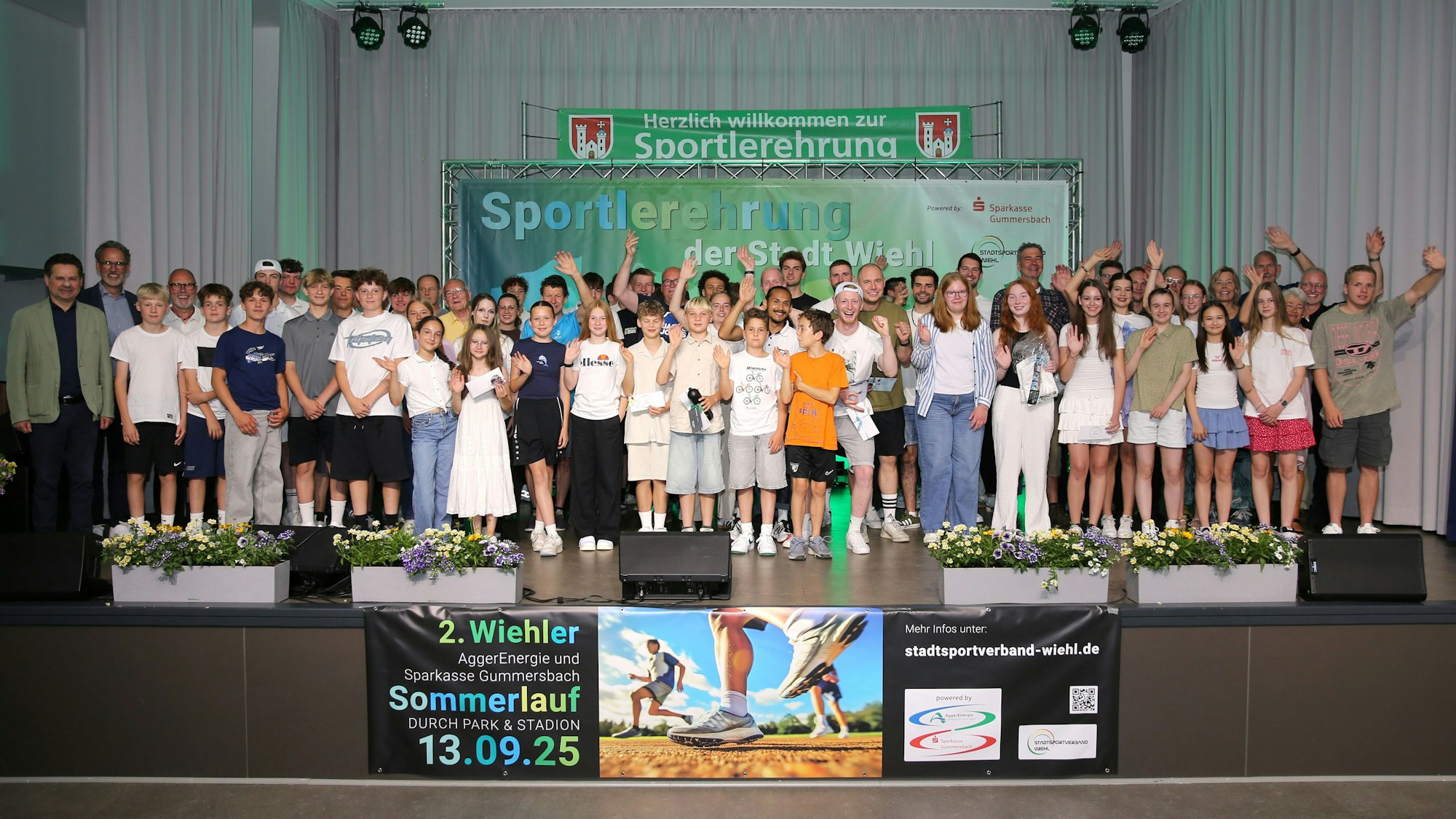 Ein Gruppenfoto auf einer Bühne.