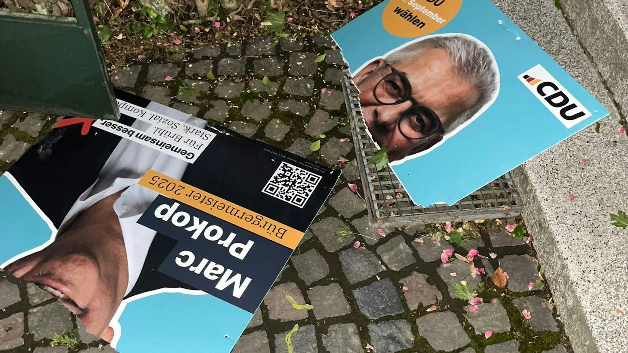 Ein zerstörtes Wahlplakat wurde vor Marc Prokops Haustür abgelegt.