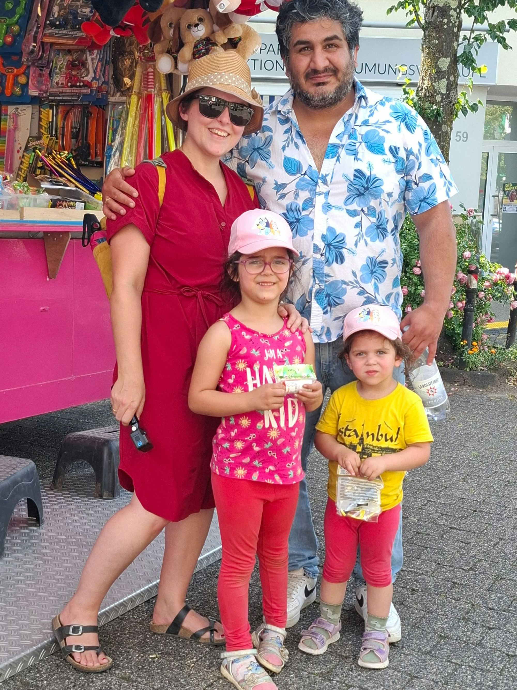 Familie Heitkamp vor der Wurfpfeilbude