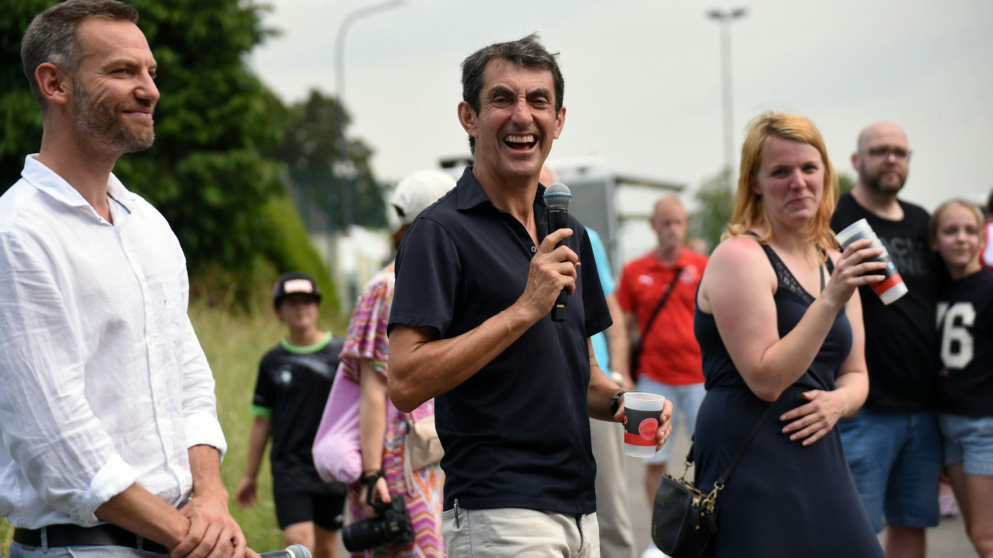 Die beiden Moderatoren Christian Schmidt und Knacki Deuser stehen nebeneinander.