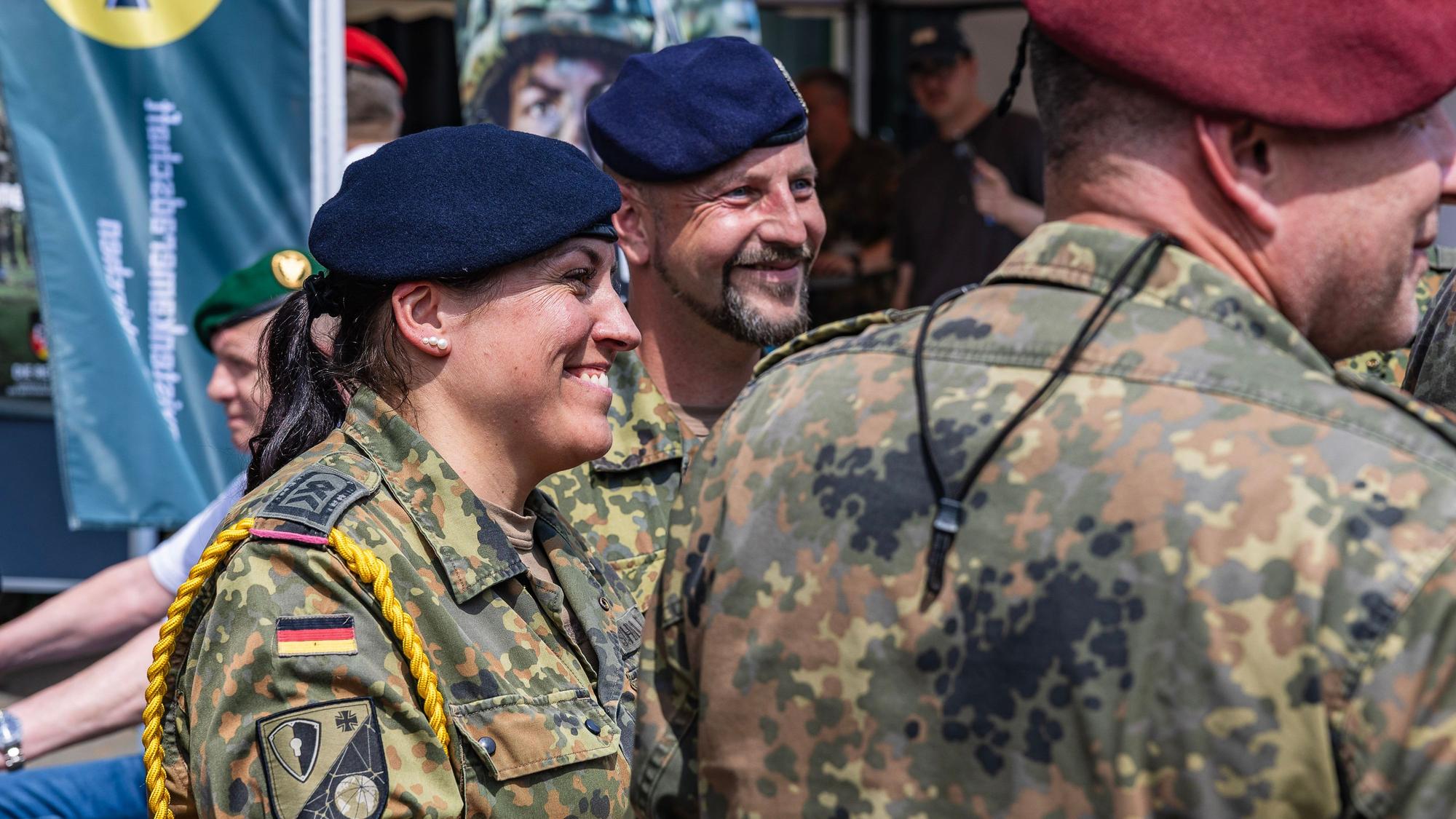 Eine Soldatin im Gespräch mit ihren männlichen Kameraden.