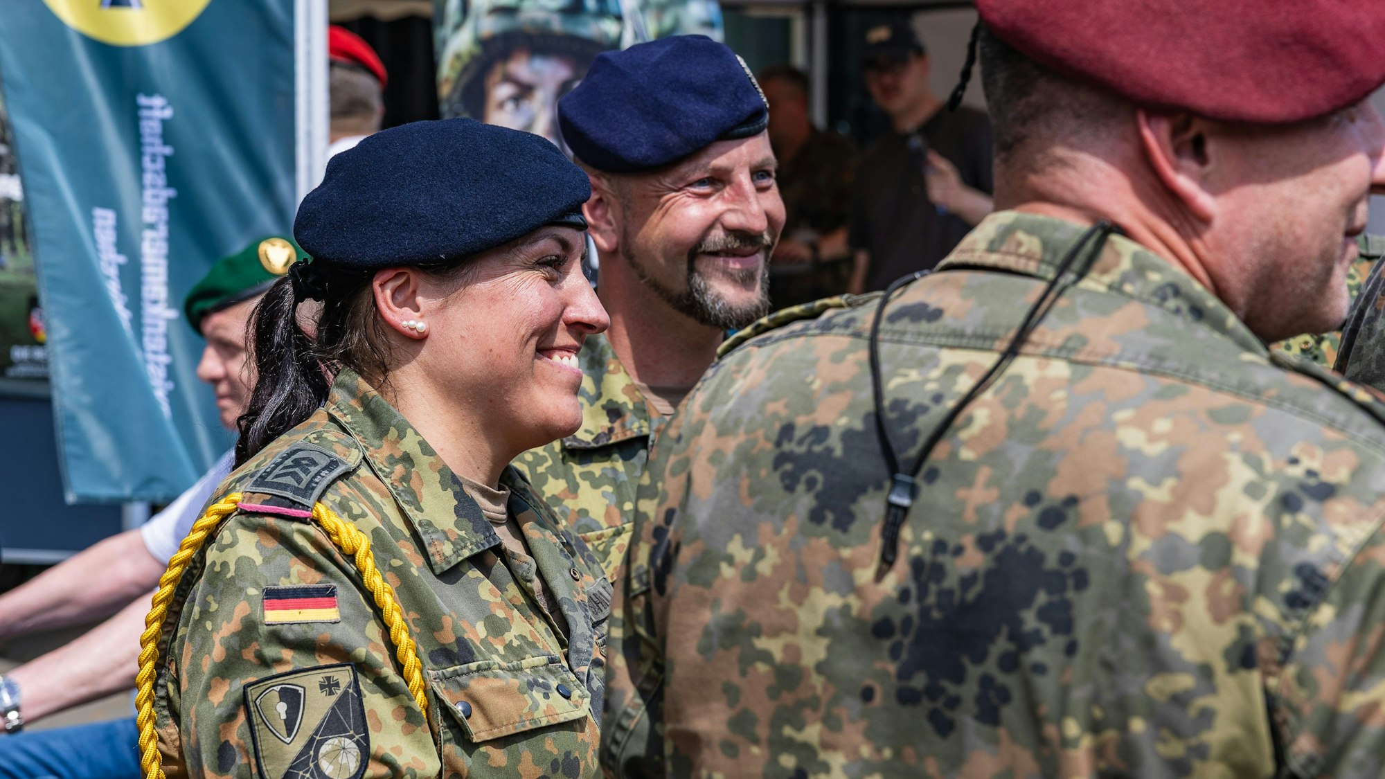 Eine Soldatin im Gespräch mit ihren männlichen Kameraden.