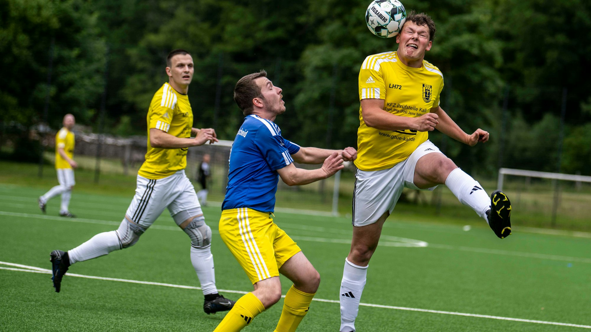 Das Bild zeigt den Fußballer Finn Harnisch bei einem Kopfball.