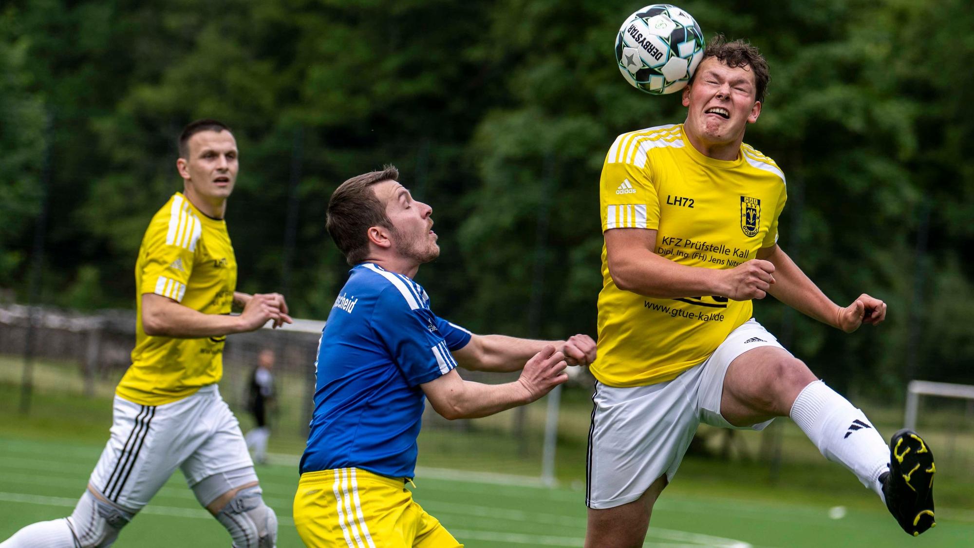 Das Bild eine Spielszene von der Partie zwischen Golbach und Mutscheid. In diesem Spiel machte Golbach den Aufstieg perfekt.