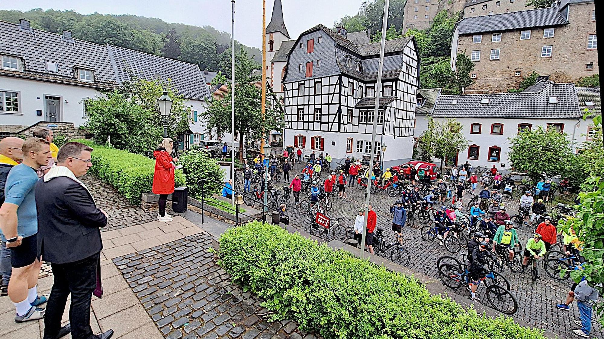 Das Bild bietet einen Blick über den Platz, auf dem die Radfahrer während des Radlersegens warten.