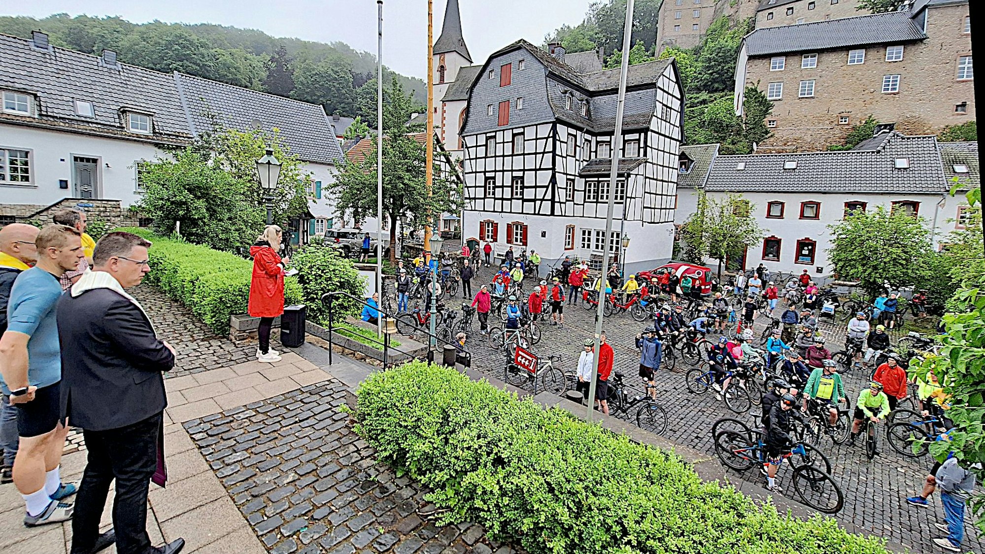Das Bild bietet einen Blick über den Platz, auf dem die Radfahrer während des Radlersegens warten.