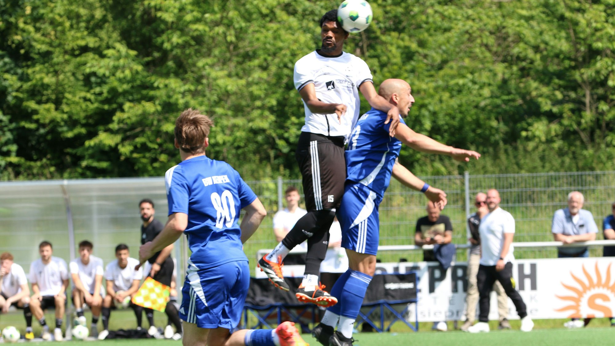 Das Bild zeigt den Nierfelder Abwehrspieler bei einem Kopfball.