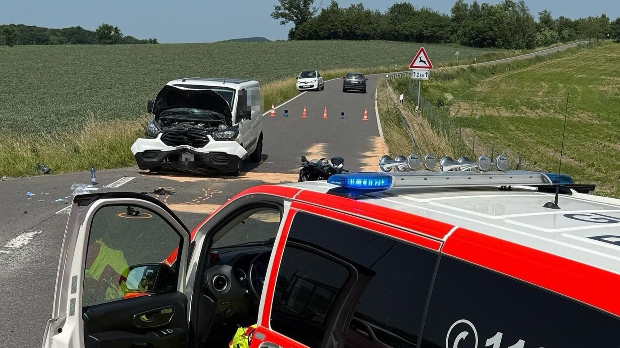 Ein Unfallauto steht auf der Landstraße 84 bei Overath. Im Vordergrund ist ein Notarzteinsatzfahrzeug zu sehen.