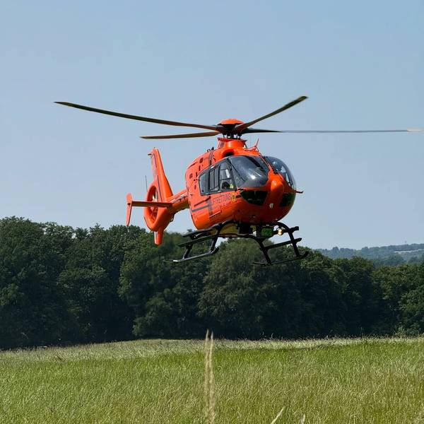 Ein Rettungshubschrauber hebt ab.