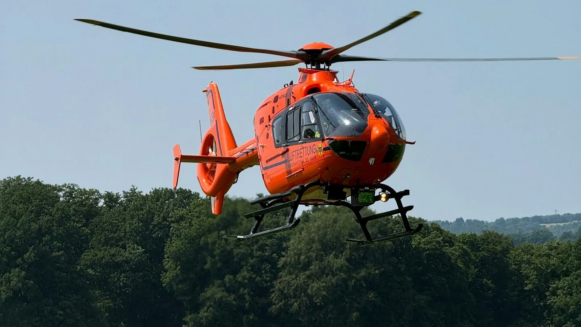 Ein Rettungshubschrauber startet bei Overath-Leffelsend.
