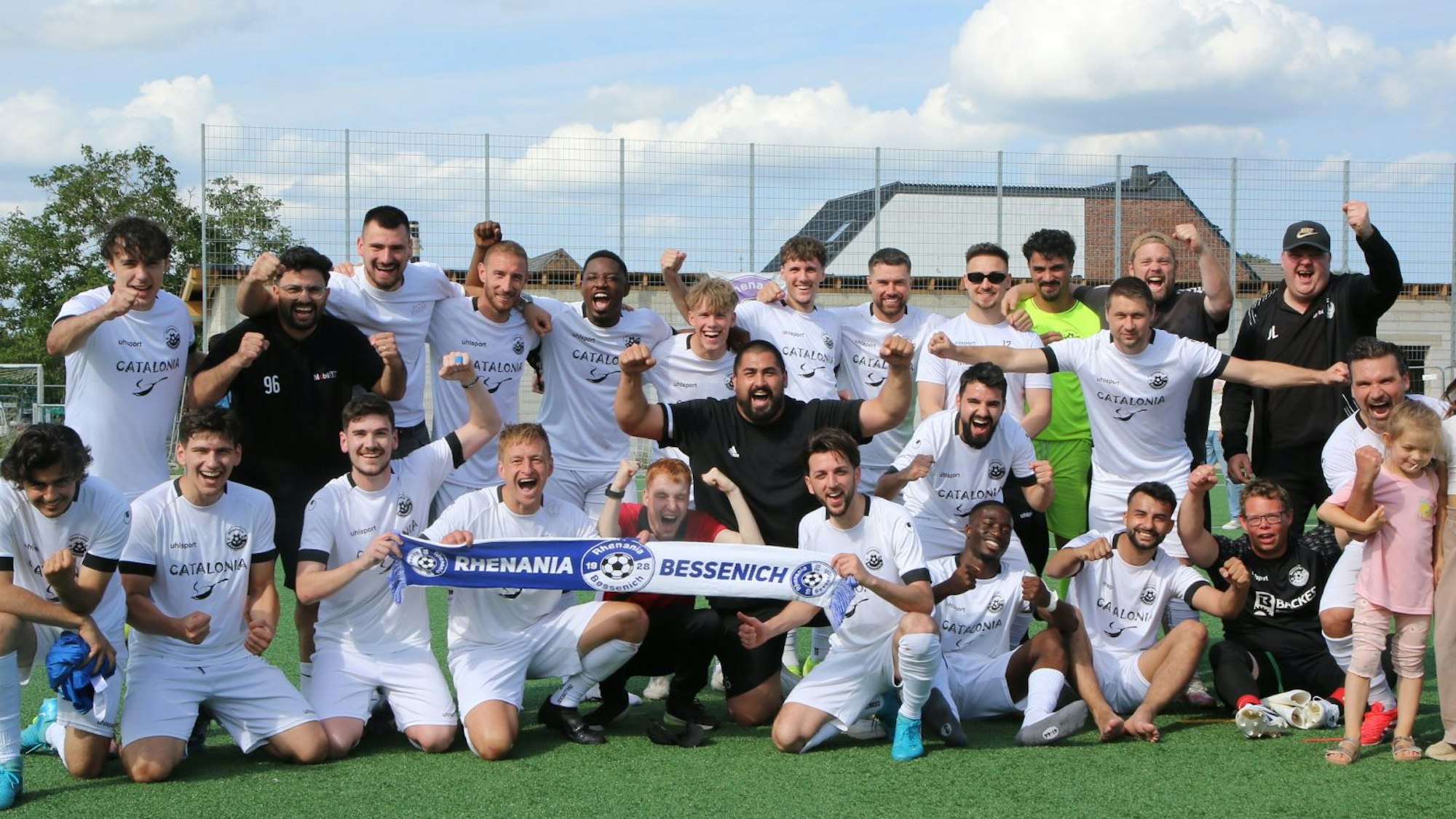 Das Bild zeigt den SV Bessenich nach dem Schlusspfiff.