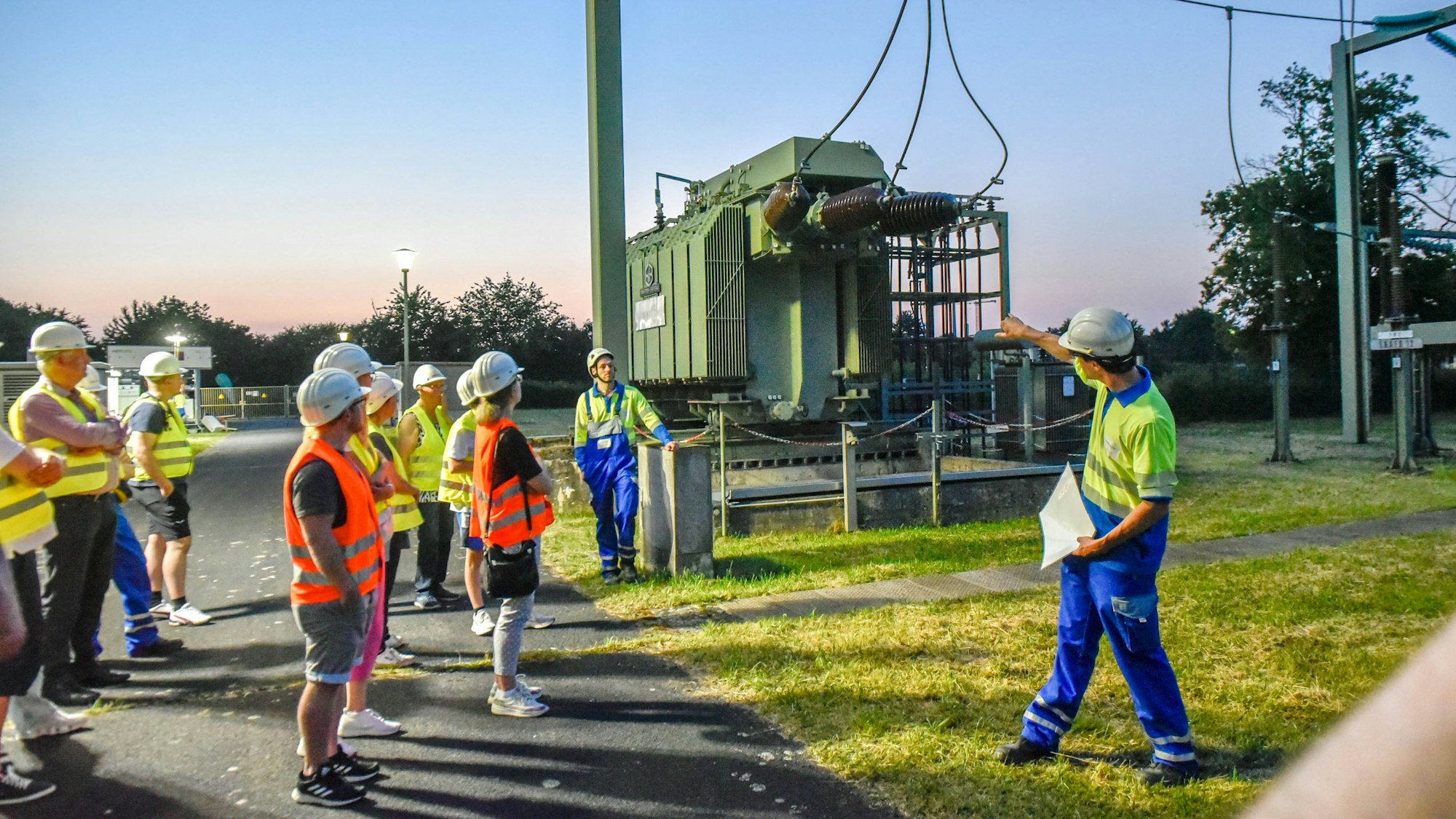 Wozu ist eigentlich ein Transformator da, wie funktioniert er und wie schwer ist er? Fragen wie diese beantworteten die Mitarbeiter der Westenergie AG im Urfelder Umspannwerk.