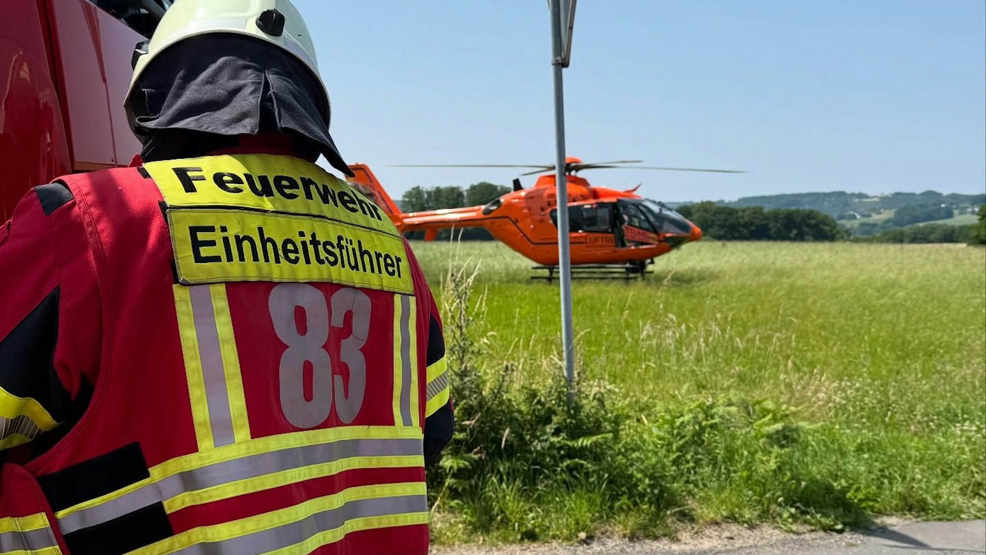 Ein Rettungshubschrauber startet bei Overath-Leffelsend.