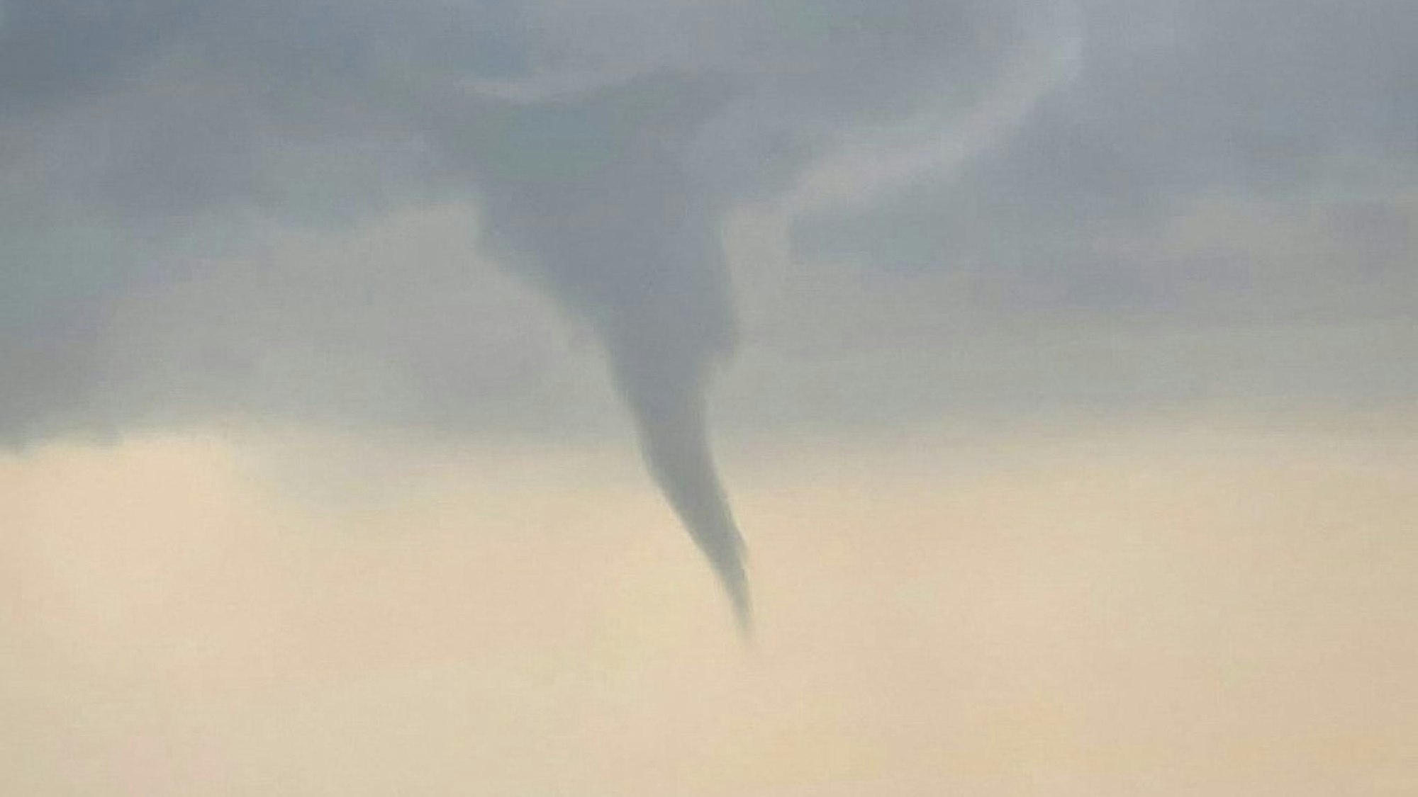 Deutscher Wetterdienst überprüft Tornado-Verdacht.