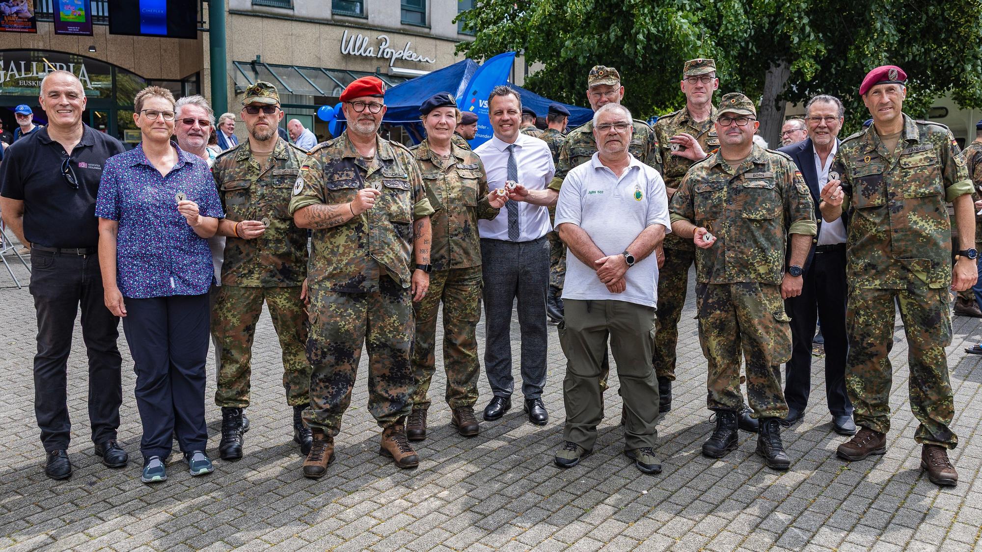 Die Geehrten haben sich zum Gruppenfoto zusammengestellt.