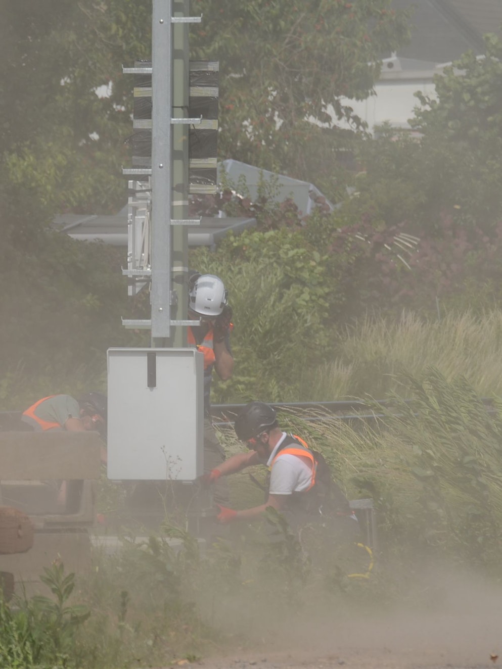 Fast zentimetergenau schwebten die 500 Kilo schweren Masten an ihren Platz, während die Spezialisten im aufgewirbelten Staub montierten.