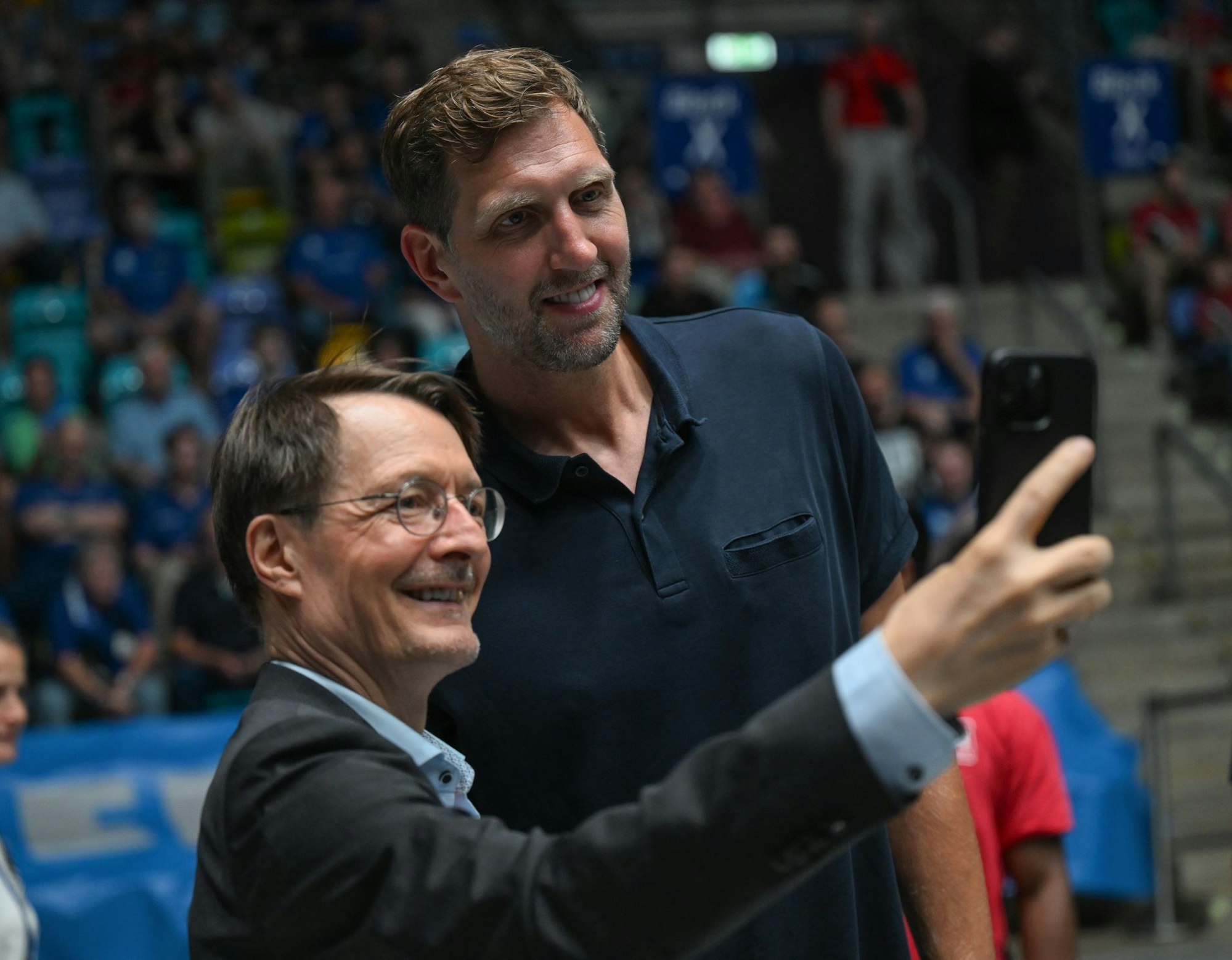 Zu Gast beim Timo-Boll-Abschied: Der frühere Bundesgesundheitsminister Karl Lauterbach (SPD, l) und Basketball-Legende Dirk Nowitzki.