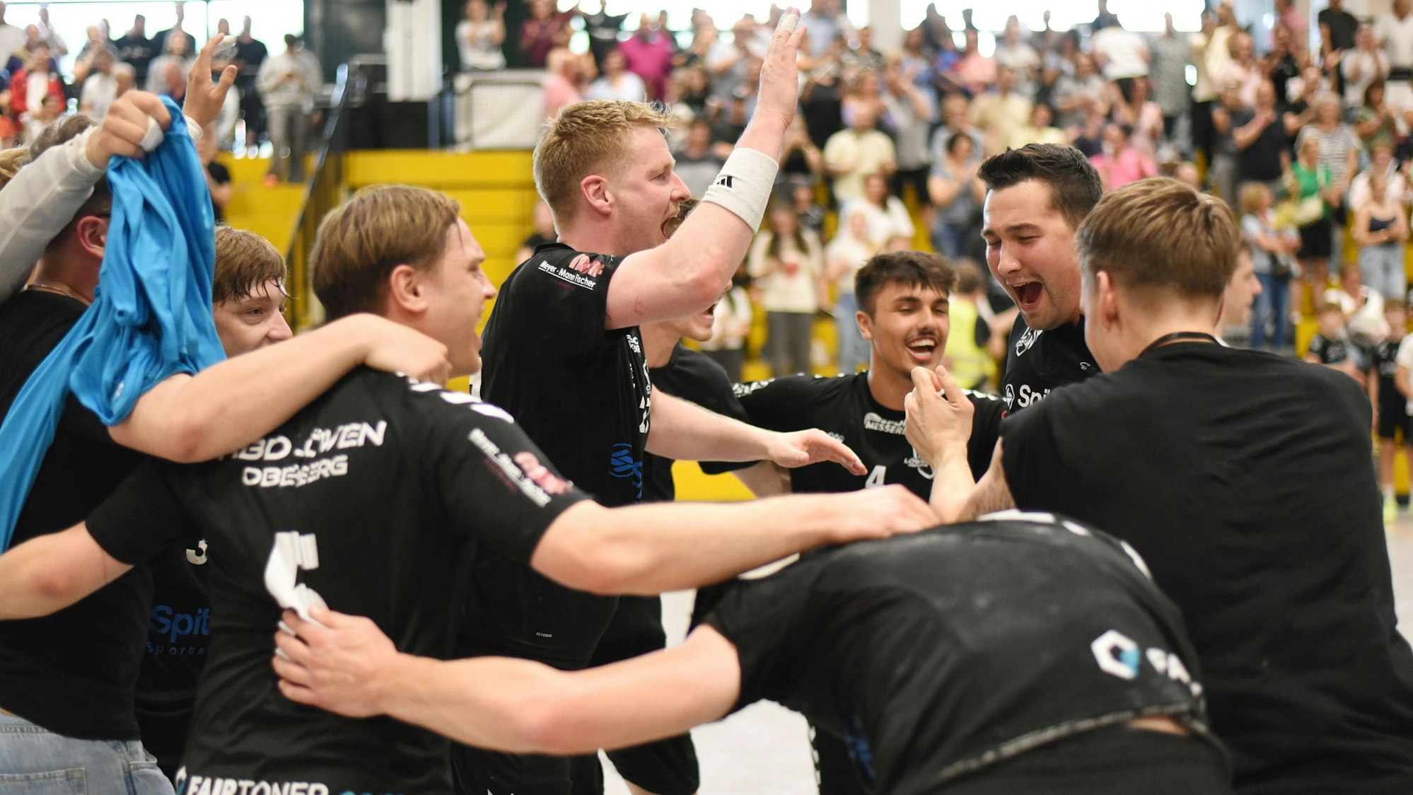 Die Handballer der HBD Löwen tanzen im Kreis.