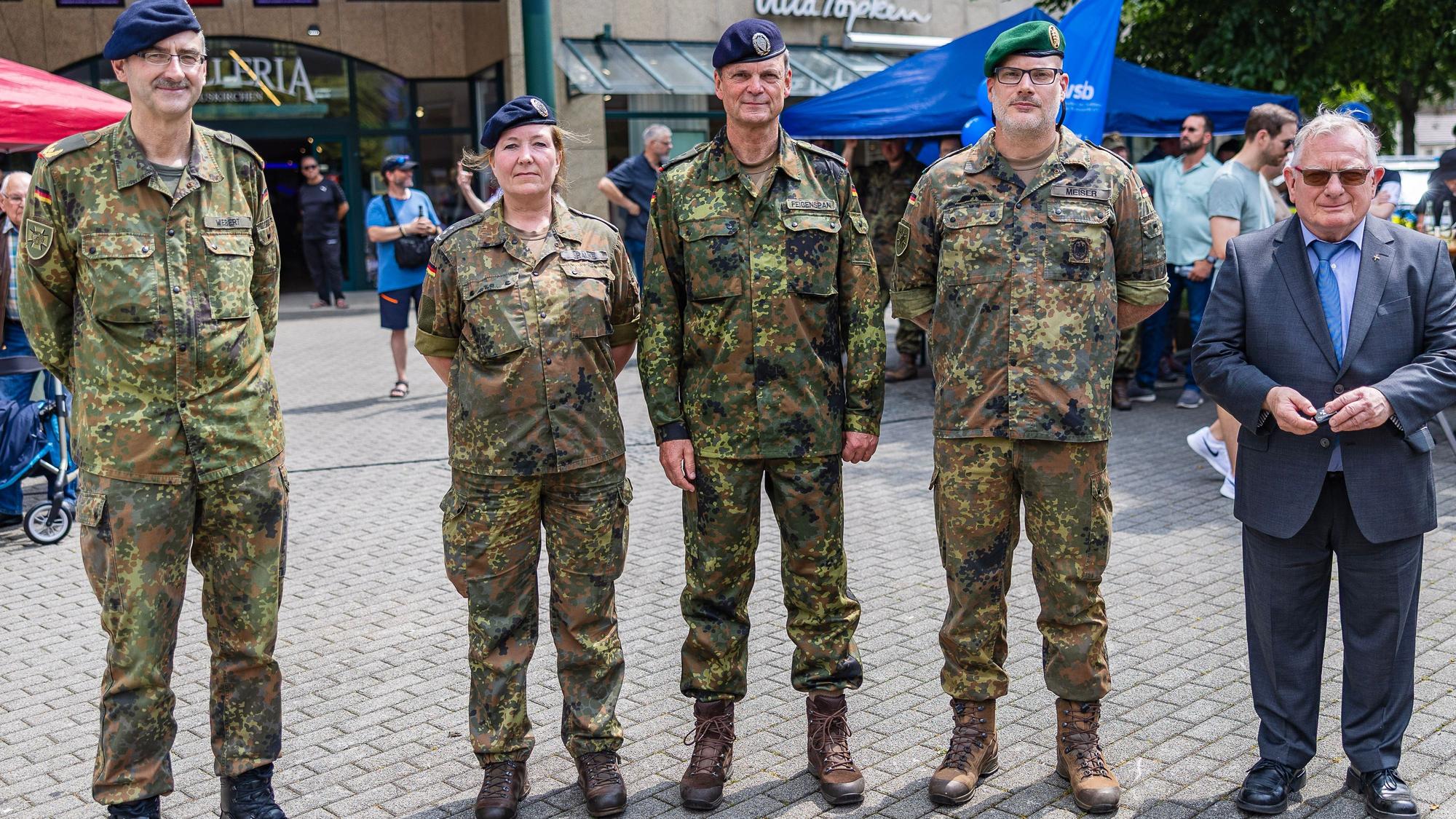 Die Geehrten haben sich zum Gruppenfoto mit dem Standortältesten aufgestellt.