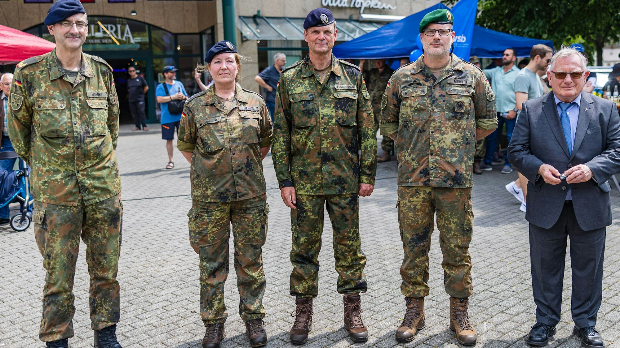 Die Geehrten haben sich zum Gruppenfoto mit dem Standortältesten aufgestellt.