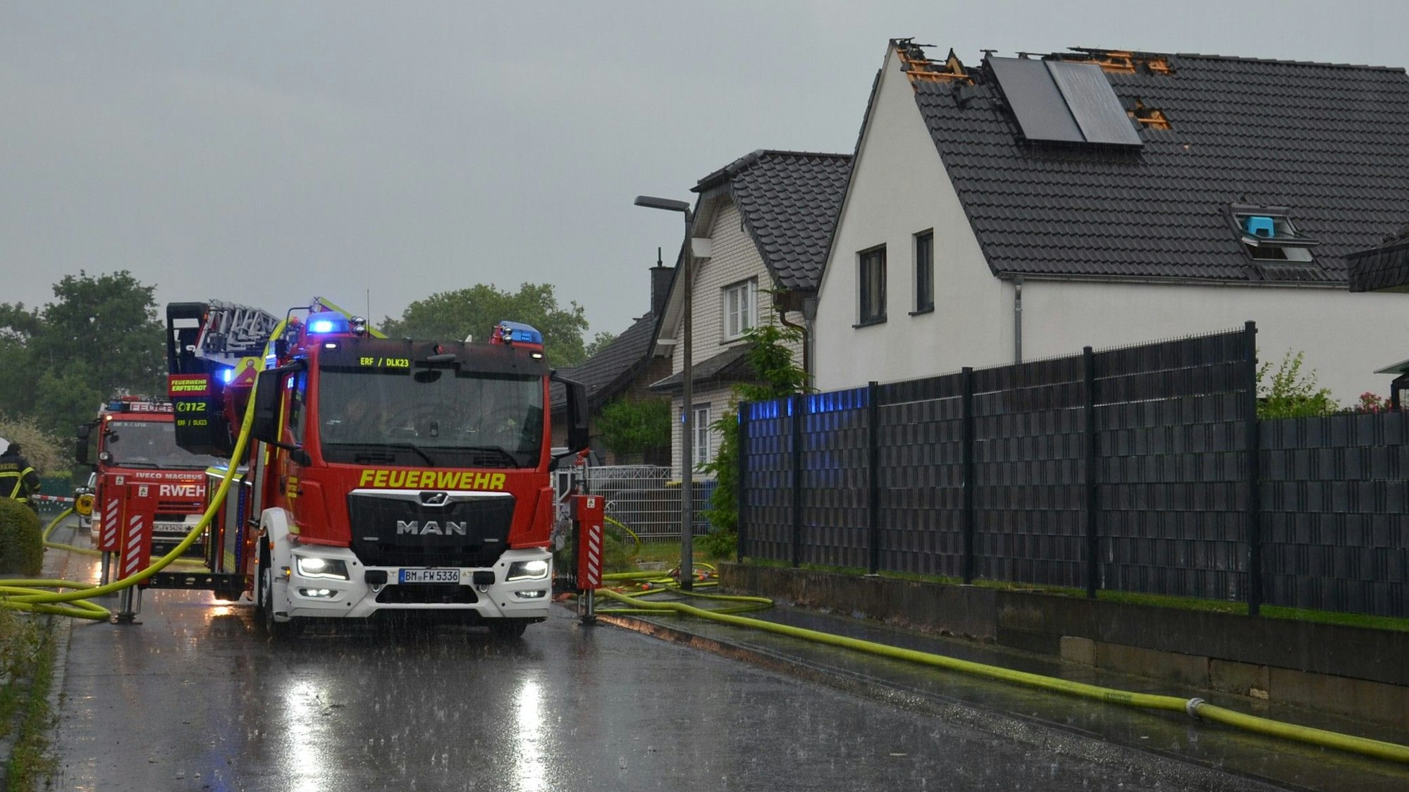 In Erftstadt Gymnich war in ein Haus an der Schulstraße ein Blitz eingeschlagen, wodurch der Dachstuhl in Brand geriet.