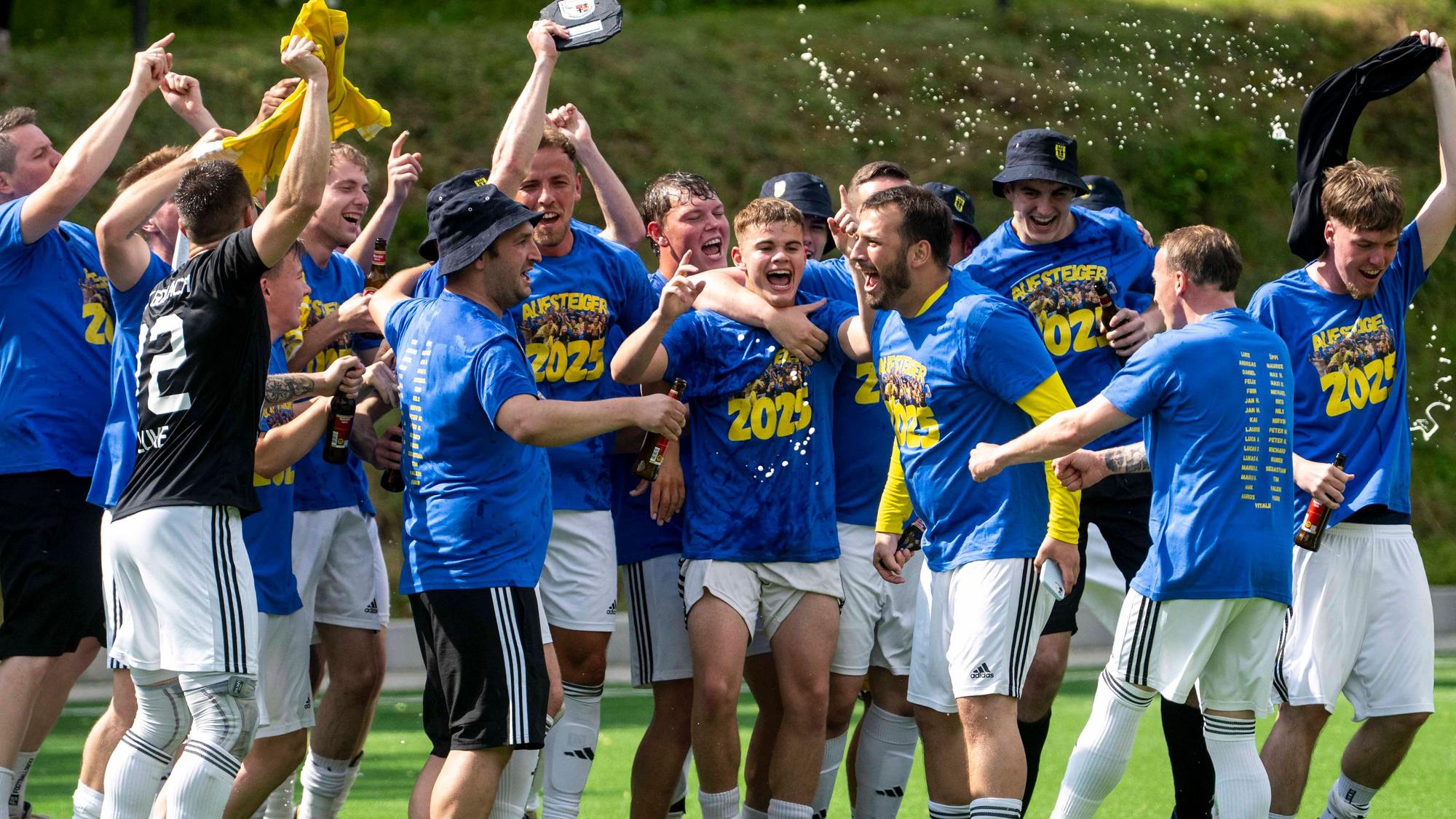 Das Bild zeigt das Team des SSV Golbach nach dem Aufstieg.