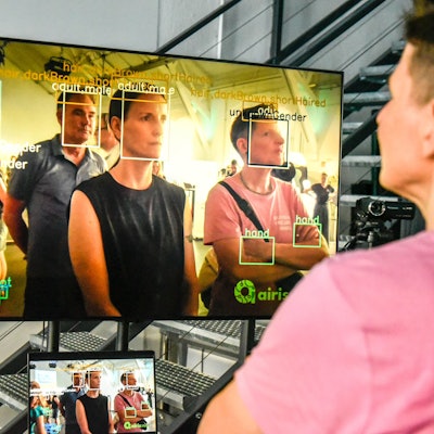 Im AI-Village in Kalscheuren probierten Gäste ein KI-basiertes Programm zur Gesichtserkennung aus.