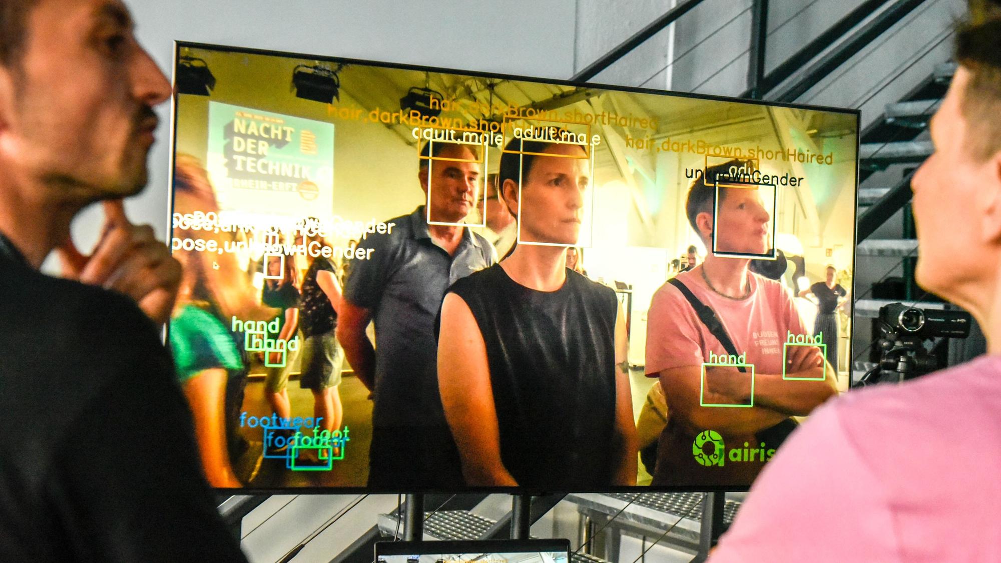 Im AI-Village in Kalscheuren probierten Gäste ein KI-basiertes Programm zur Gesichtserkennung aus.